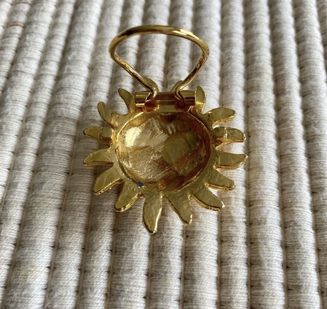 Other VINTAGE TEXTURED GOLD SUN FACE BROOCH PIN WITH DIAMOND EYES Size ONE SIZE - 9 Thumbnail