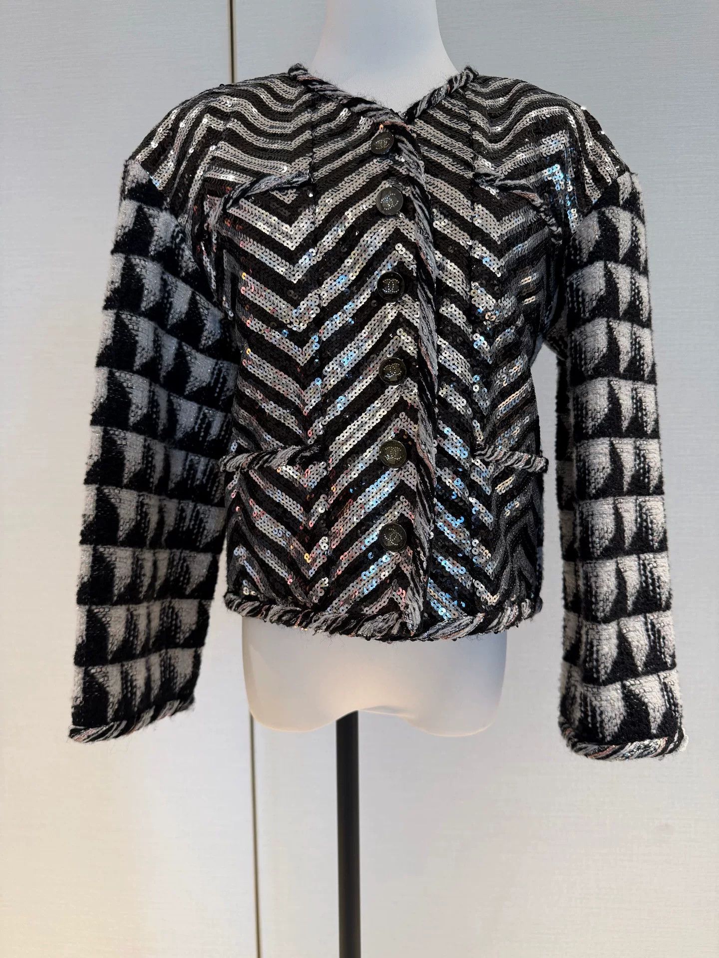 Chanel Chanel 21k Sequin Embroidered Jacket Size US S / EU 44-46 / 1 - 1 Thumbnail