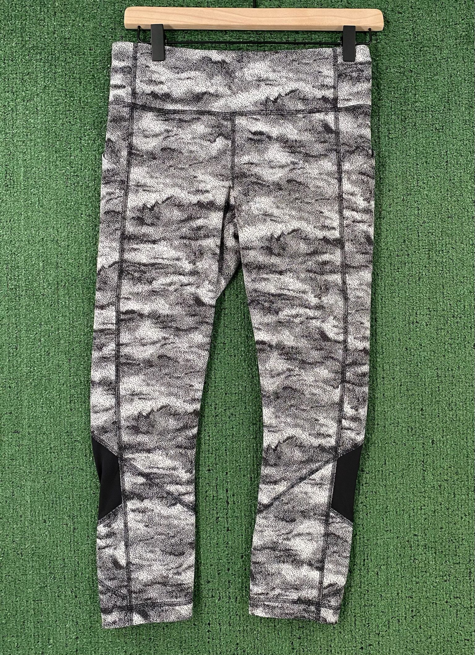 Lululemon Lululemon Pace Rival Hazy Days Black & White Crop Leggings 6 Size 30" / US 8 / IT 44 - 1 Thumbnail