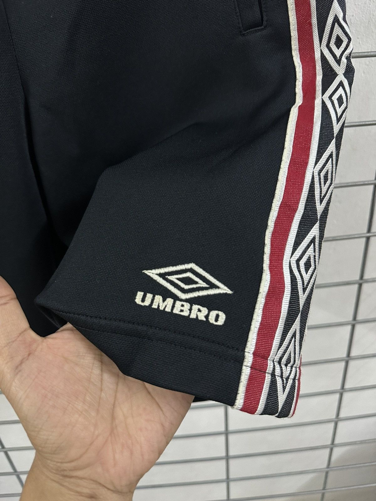 Umbro Rare And Beautiful Umbro Side Tape Shorts Size US 30 / EU 46 - 4 Thumbnail