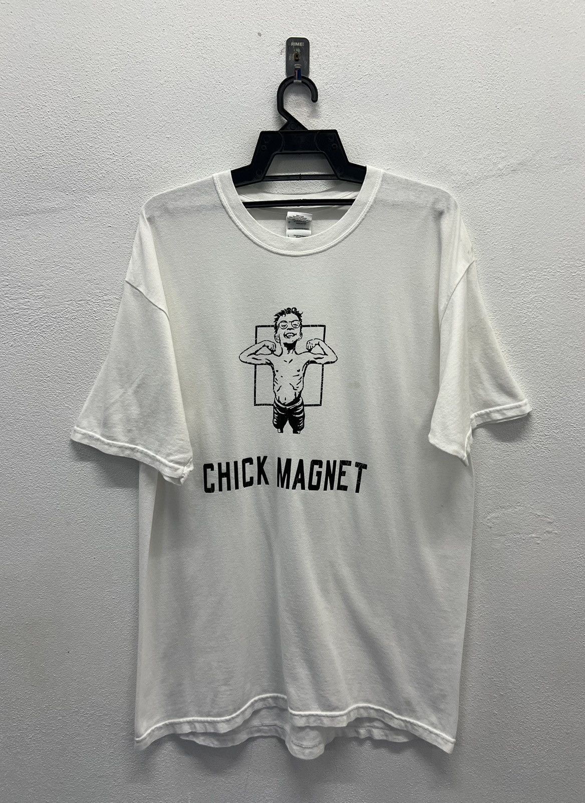 VINTAGE GILDAN HEAVY COTTON CHICK MAGNET SHIRT