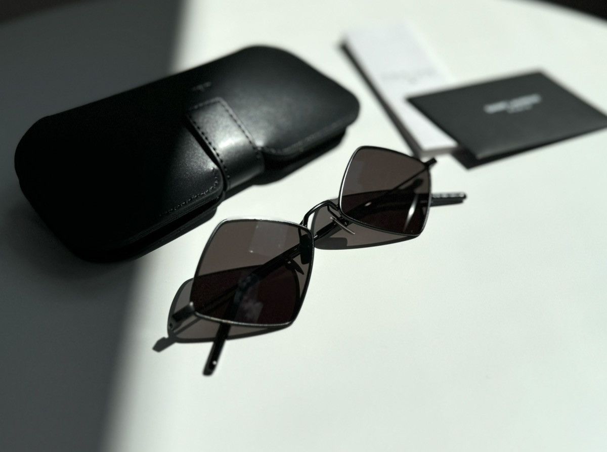 Yves Saint Laurent New Sunglasses SAINT LAURENT SL 302 Lisa 002 Size ONE SIZE - 7 Thumbnail