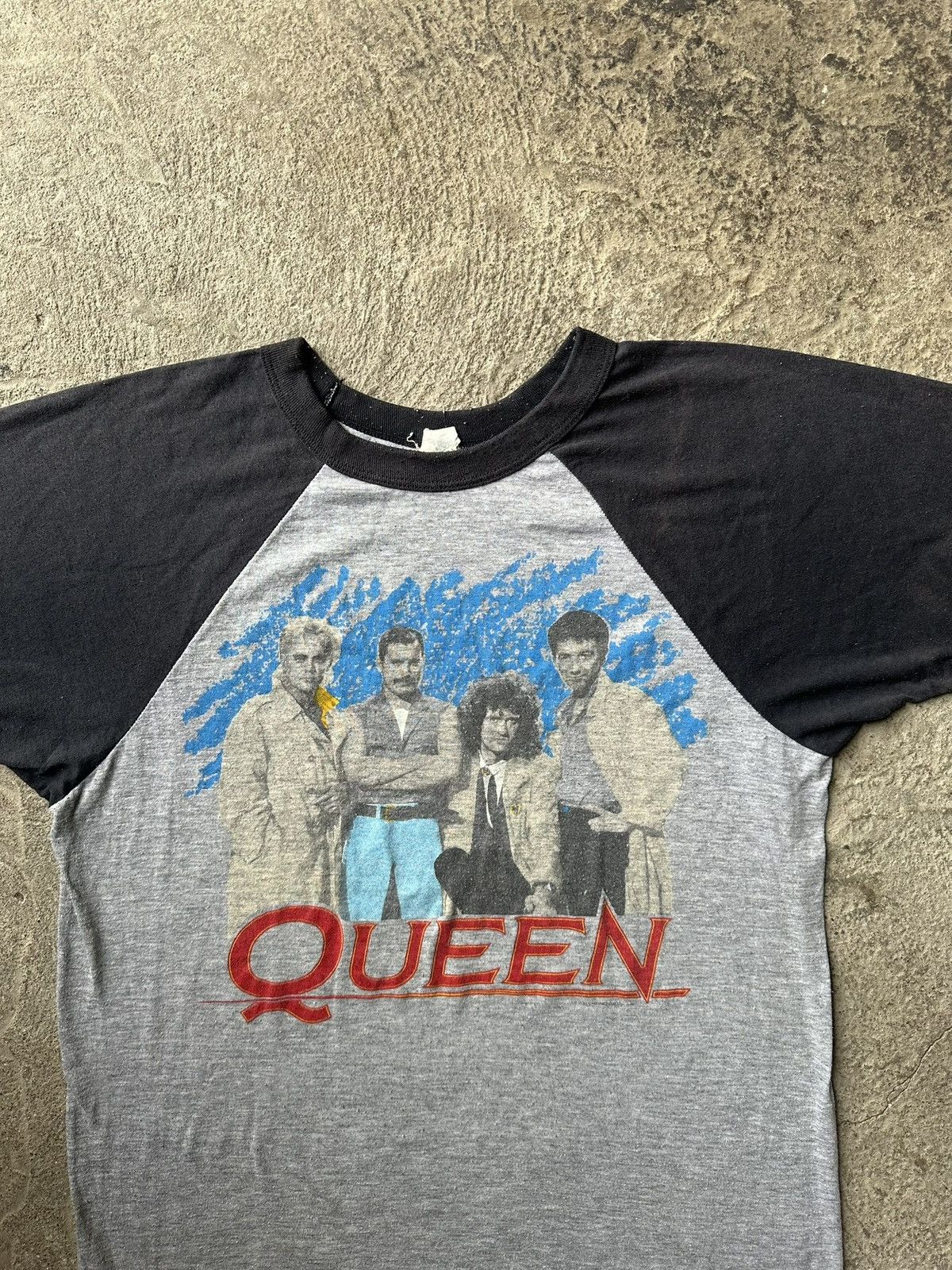 Vintage 1986 Queen Magic Tour Raglan Vintage Tee | Size M Size US M / EU 48-50 / 2 - 2 Thumbnail