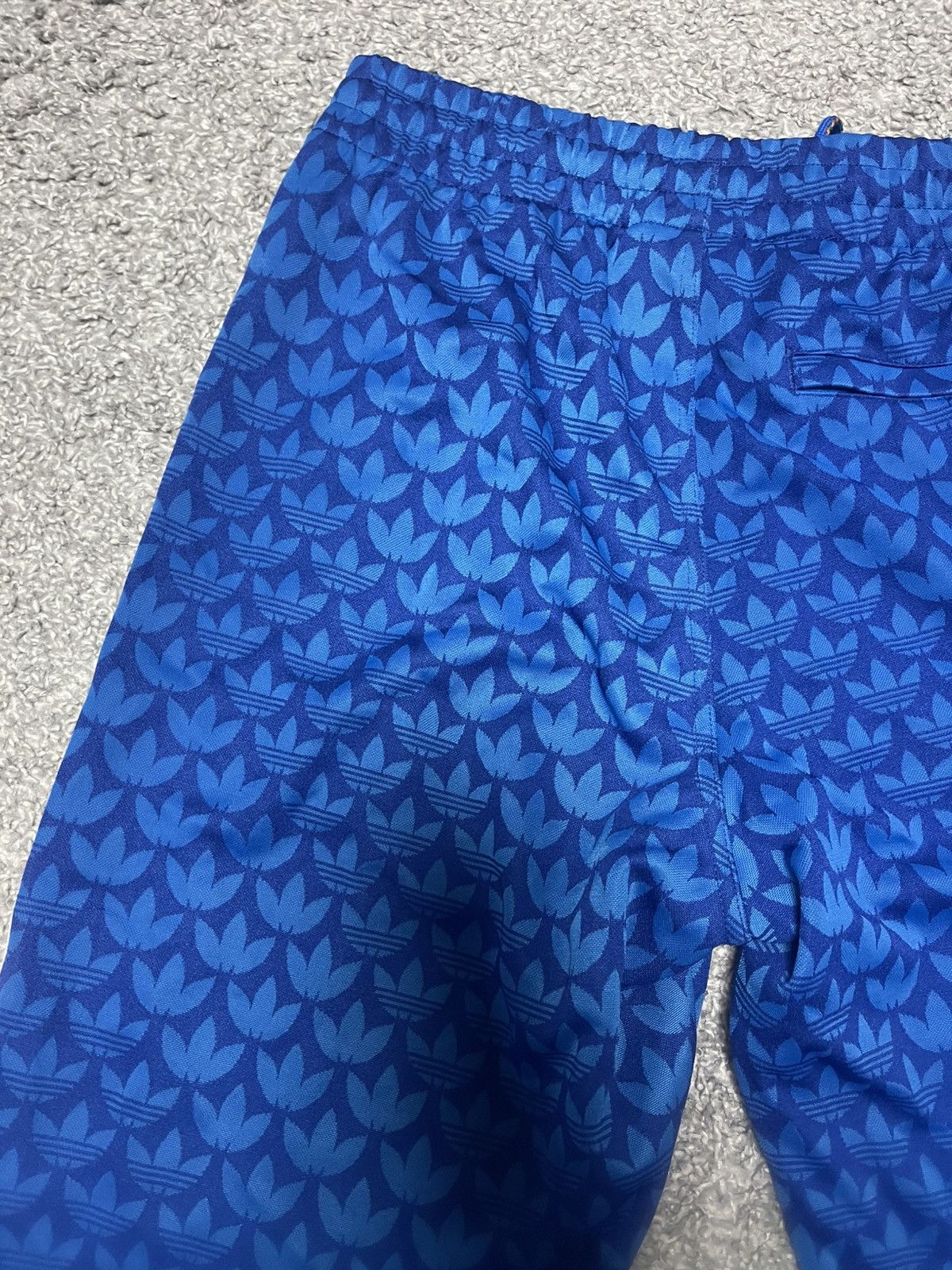 Adidas ADIDAS ORIGINALS ADICOLOR 70'S MONOGRAM TRACKPANTS SIZE M Size US 32 / EU 48 - 12 Thumbnail