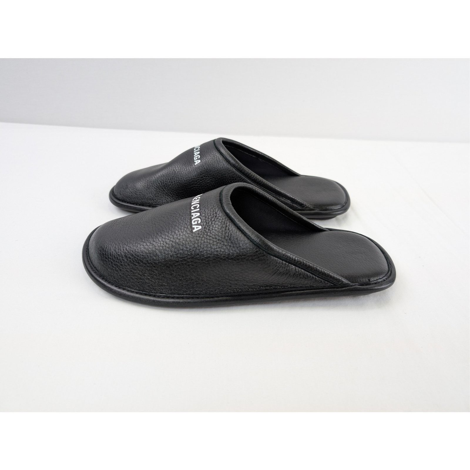Balenciaga o1rshd1 Logo Grained Leather / Control Home Mule Flat Black Size US 10 / EU 43 - 10 Thumbnail