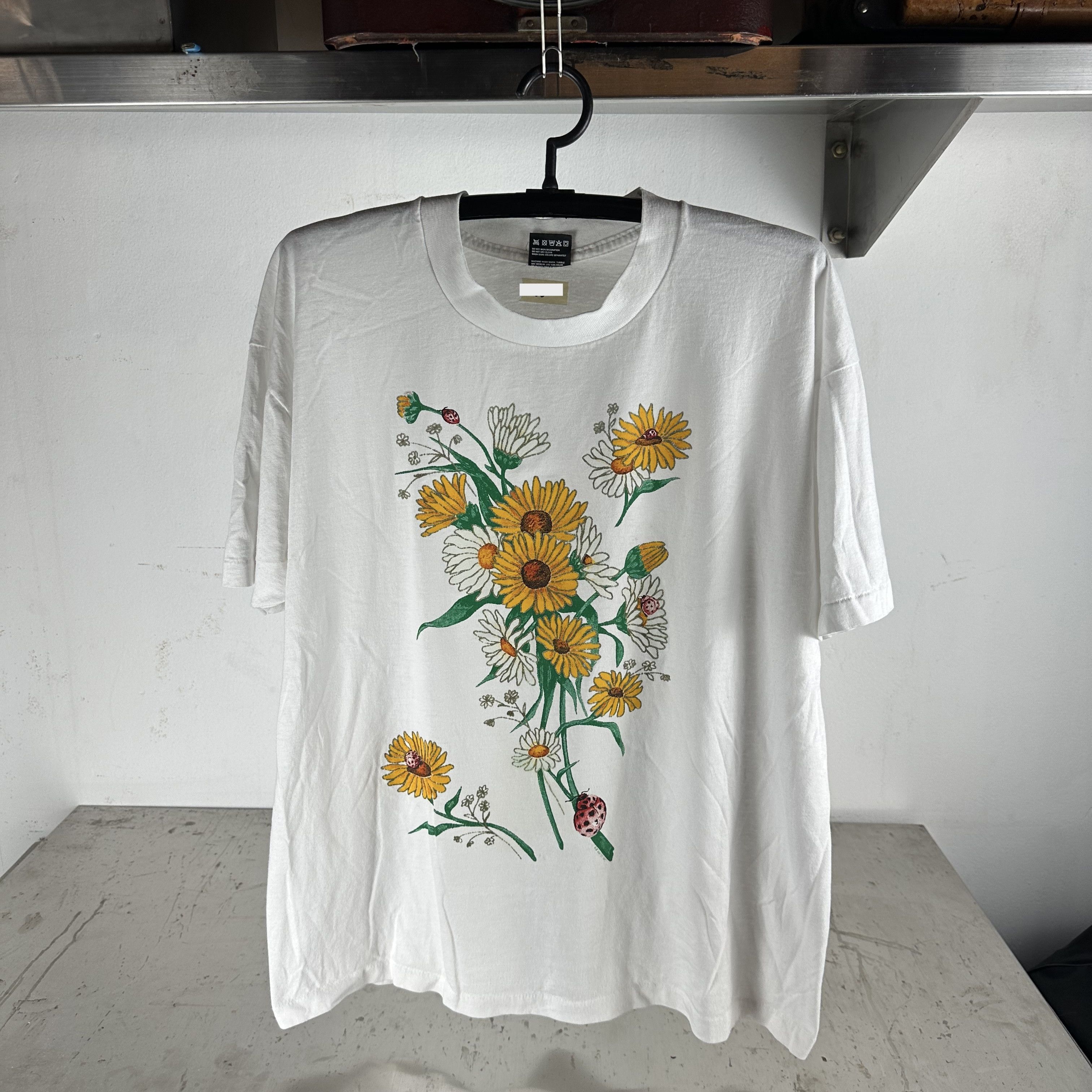 Vintage ​Vintage 80s Sunflowers Lady Bugs Nature Artwork T-shirt Size US XL / EU 56 / 4 - 1 Thumbnail