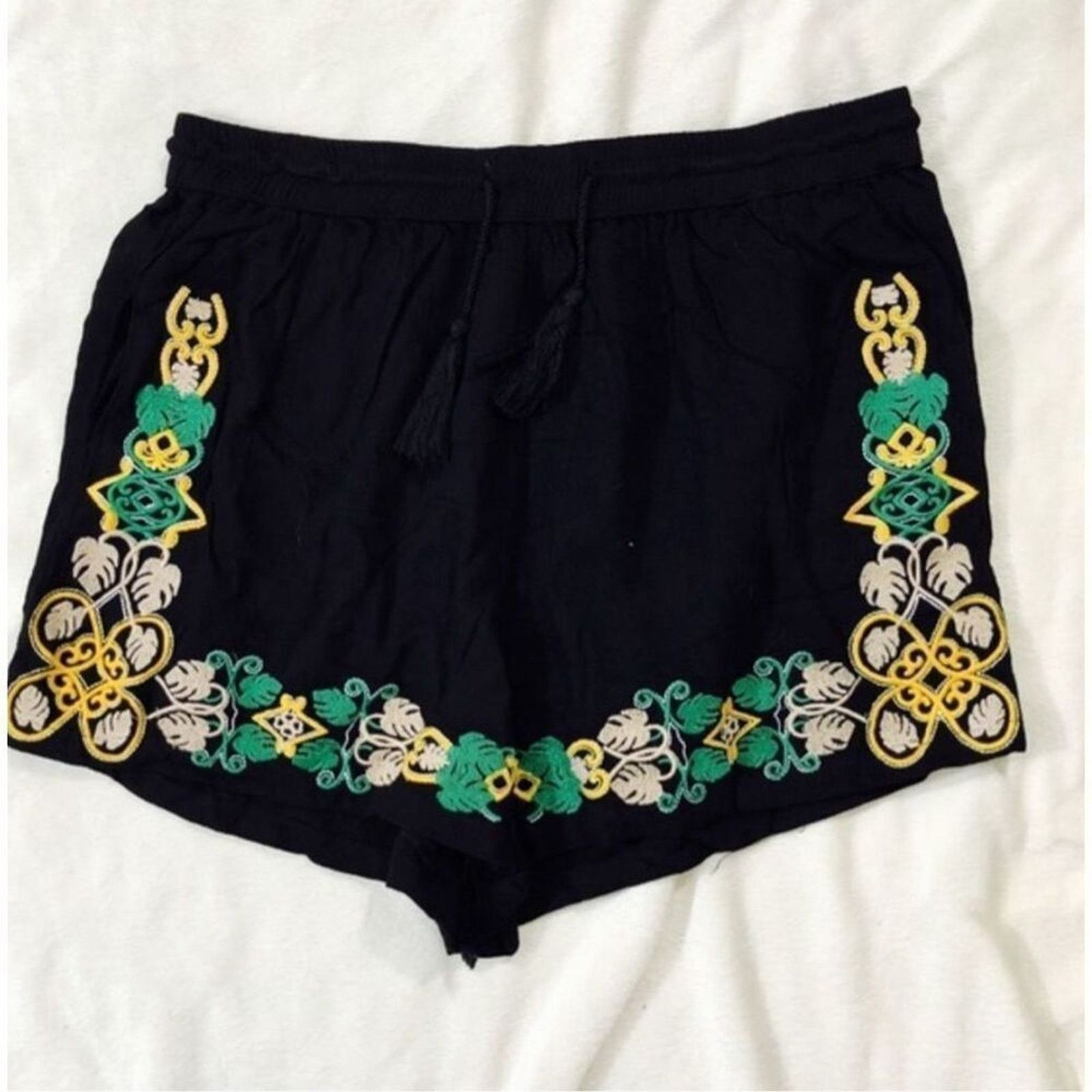 Boohoo Boohoo Black Floral Embroidered Shorts | Sz 10 Size 32" / US 10 / IT 46 - 2 Thumbnail