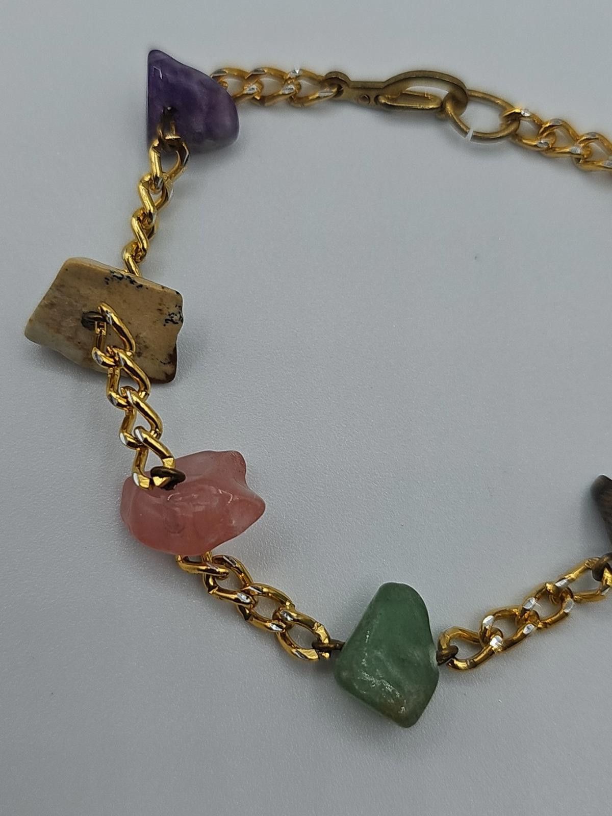 The Unbranded Brand Bracelet with gold-tone chain and chip gemstones Size ONE SIZE - 4 Thumbnail