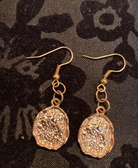 Other Gold coloured textured oval earrings Size ONE SIZE - 1 Preview