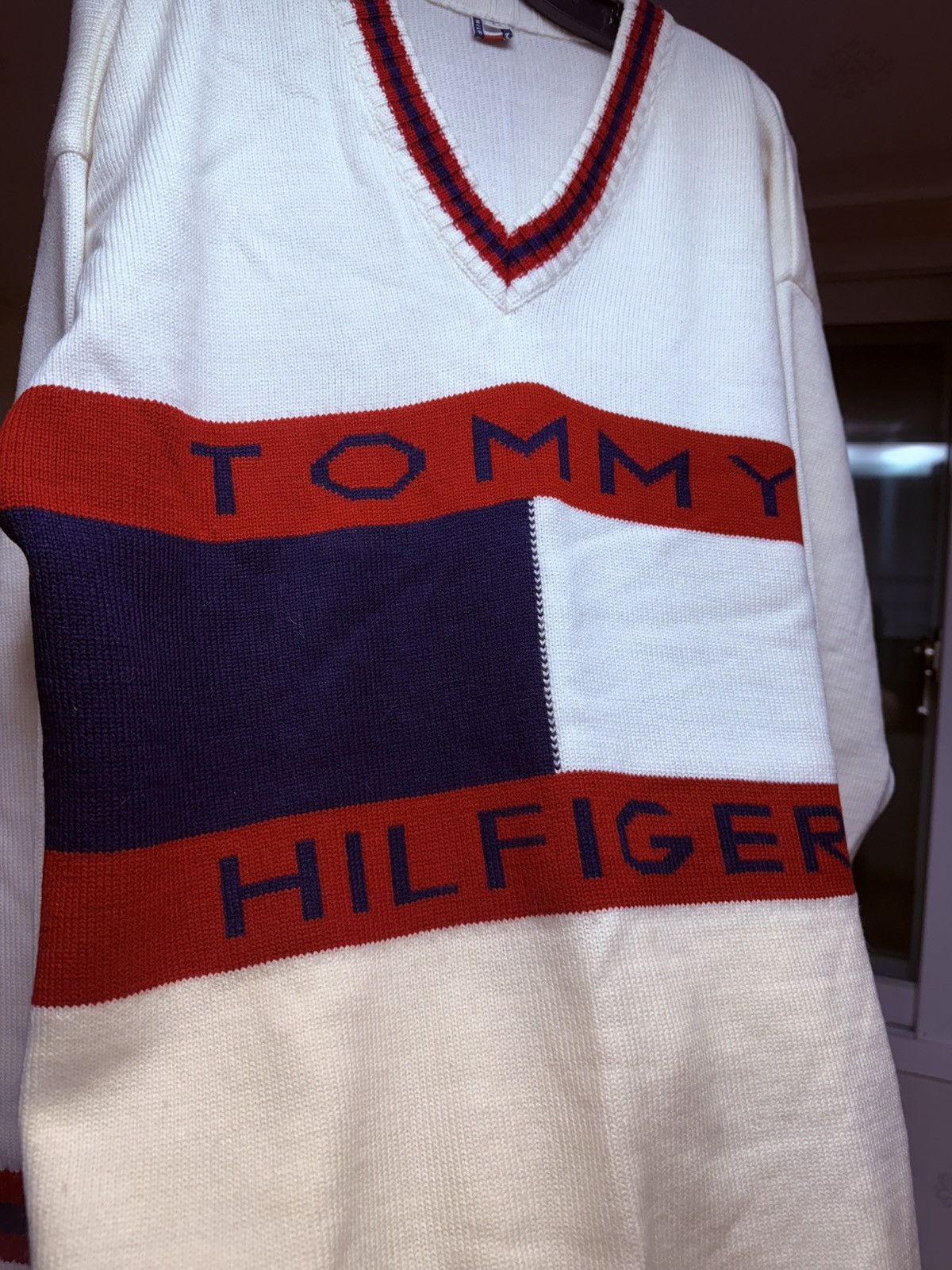 Tommy Hilfiger Tommy Hilfiger Vintage V neck Sweater Size US L / EU 52-54 / 3 - 4 Thumbnail