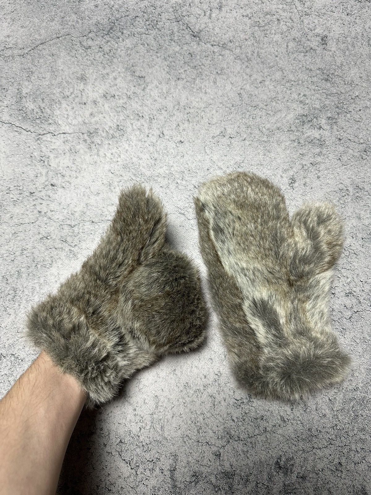 If Six Was Nine Vintage Y2K Fuzzy Faux Fur Gloves Size ONE SIZE - 3 Thumbnail