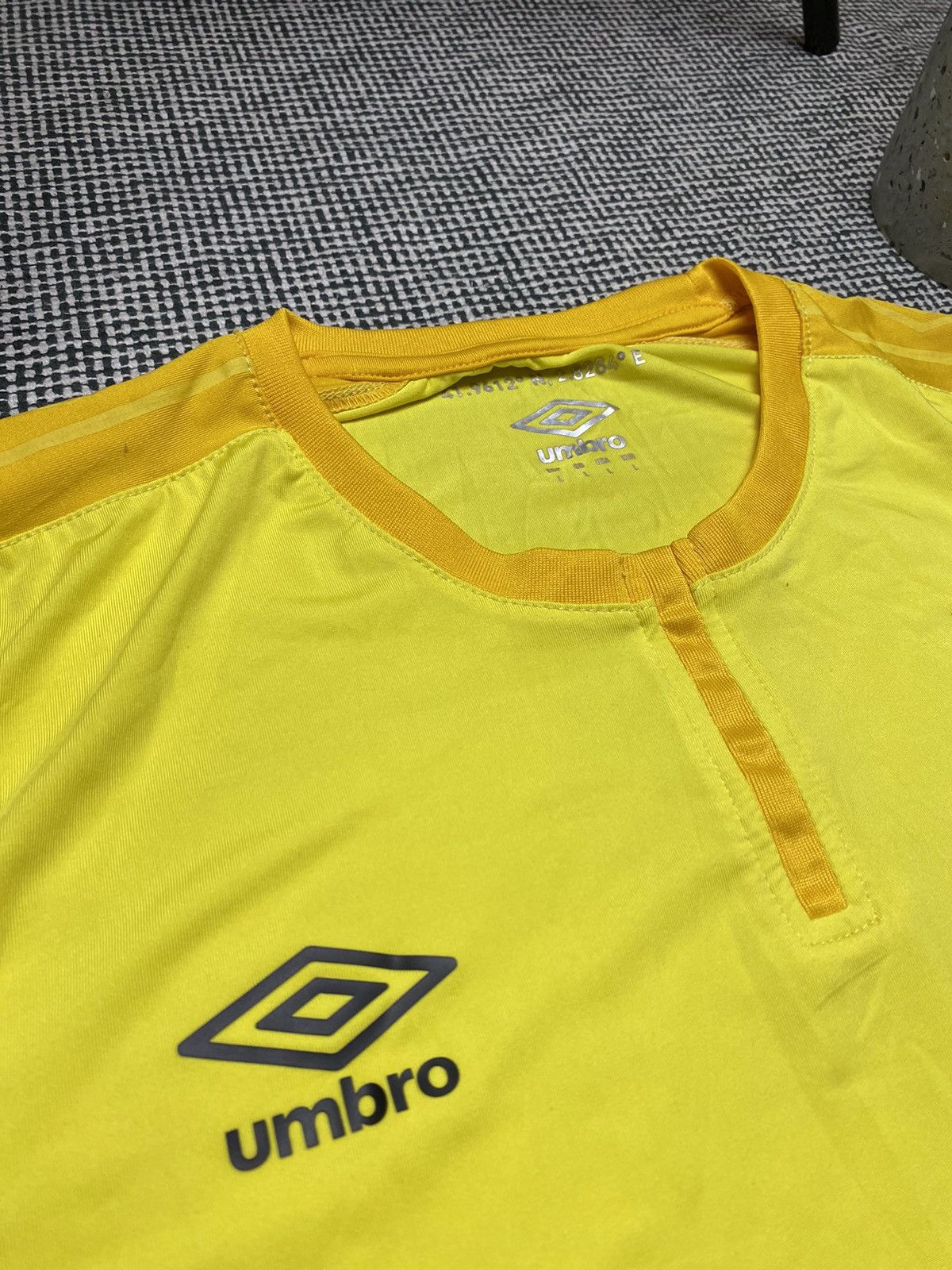 Umbro Girona umbro vintage rare Soccer Jersey Size US L / EU 52-54 / 3 - 10 Thumbnail