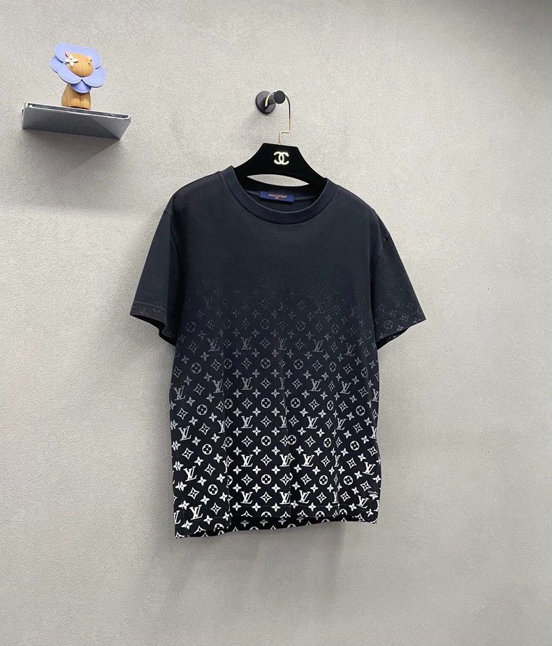 Louis Vuitton Louis Vuitton Full Logo Gradient Short Sleeve Size US S / EU 44-46 / 1 - 3 Thumbnail