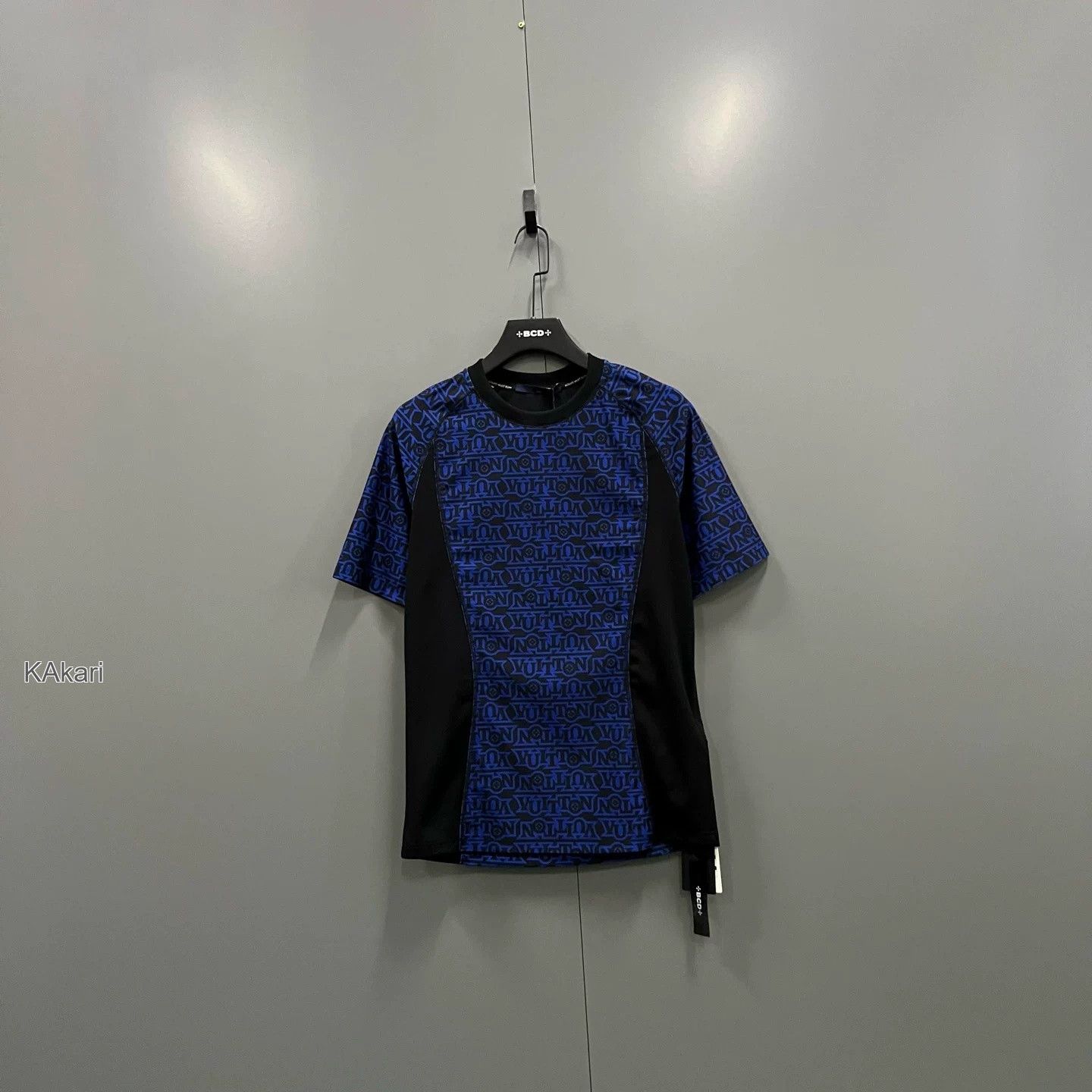 Louis Vuitton Louis Vuitton Black Blue Logo Short Sleeve Size US S / EU 44-46 / 1 - 1 Thumbnail