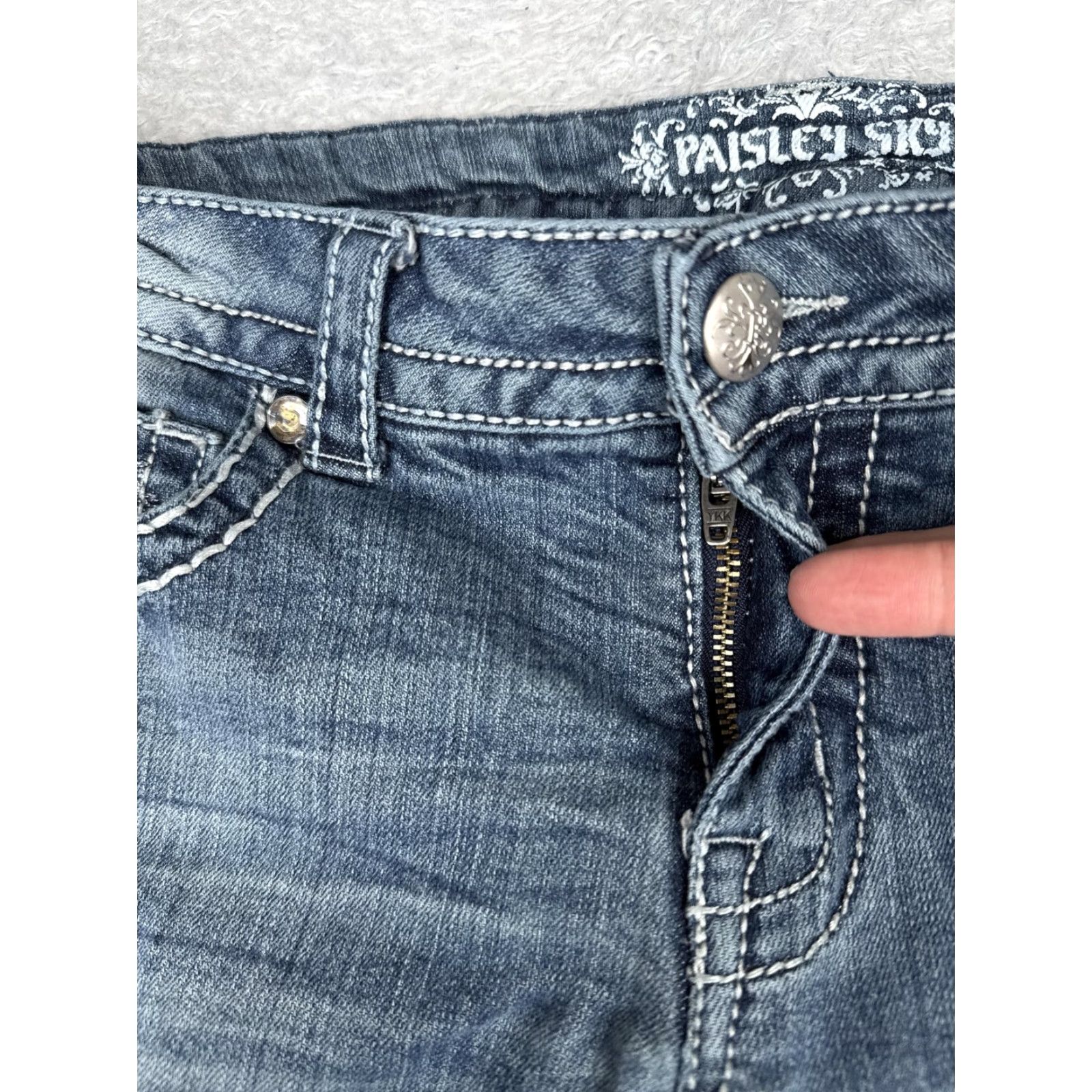 Denime Paisley Sky Jeans Women 8 Capri Blue Distressed Lace Denim 30x24 Mid Rise 5-Pocket Studded Embroidered Cotton Blend Spandex Pattern Solid Size 30" / US 8 / IT 44 - 5 Thumbnail