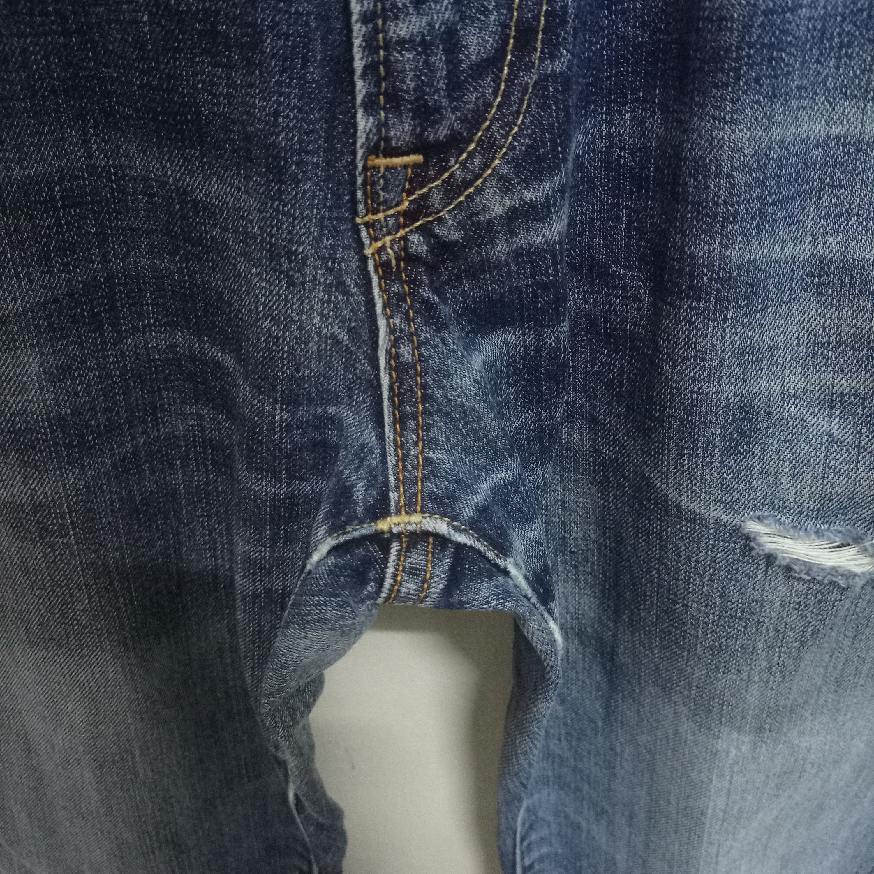 Japanese Brand × Uniqlo Vintage Japanese Uniqlo Blue Wash Distressed Baggy Jeans Size US 34 / EU 50 - 6 Thumbnail