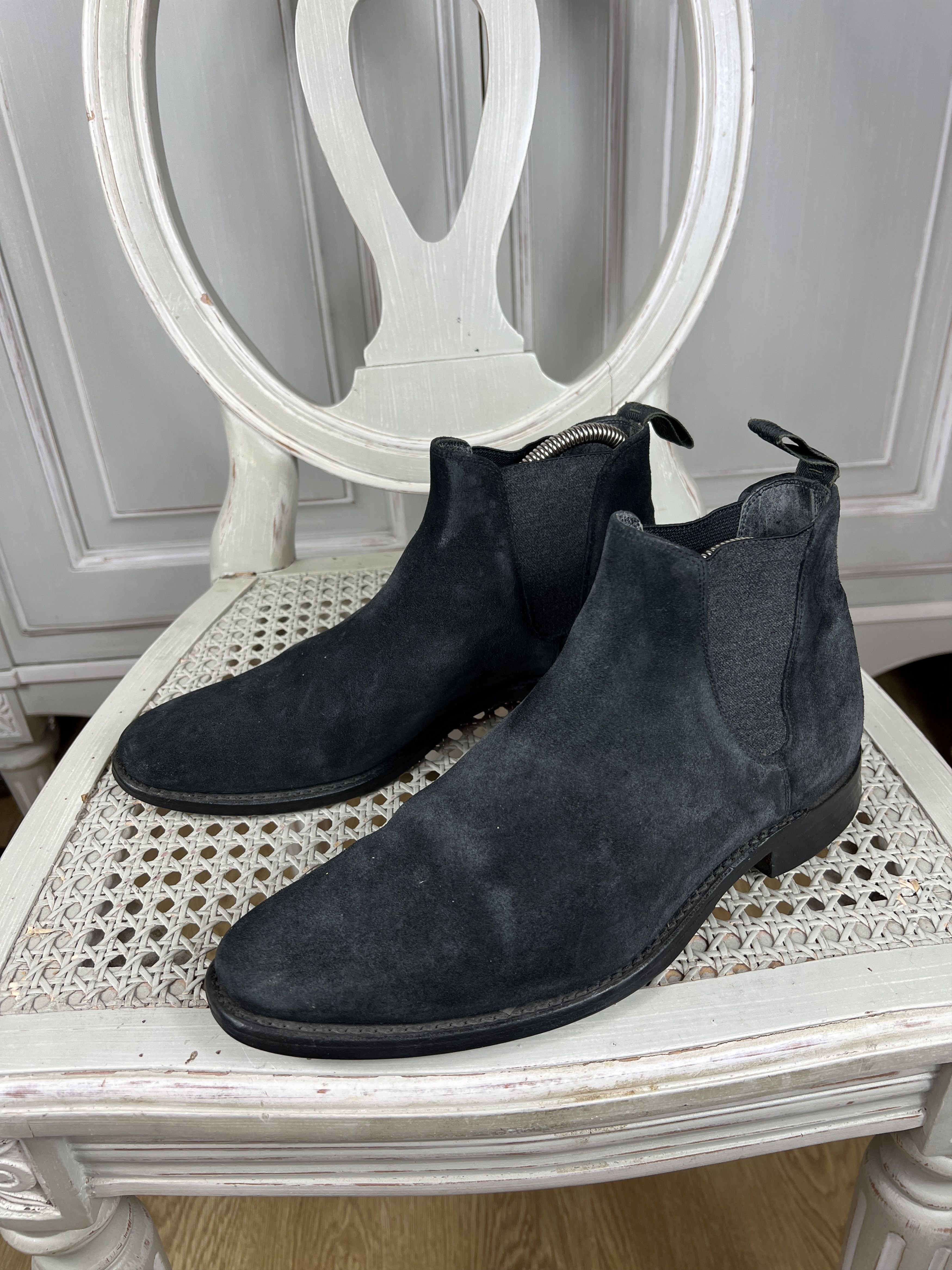 Loake LOAKE CHELSEA SUEDE BLACK BOOTS SHOES Size US 7 / EU 40 - 3 Thumbnail