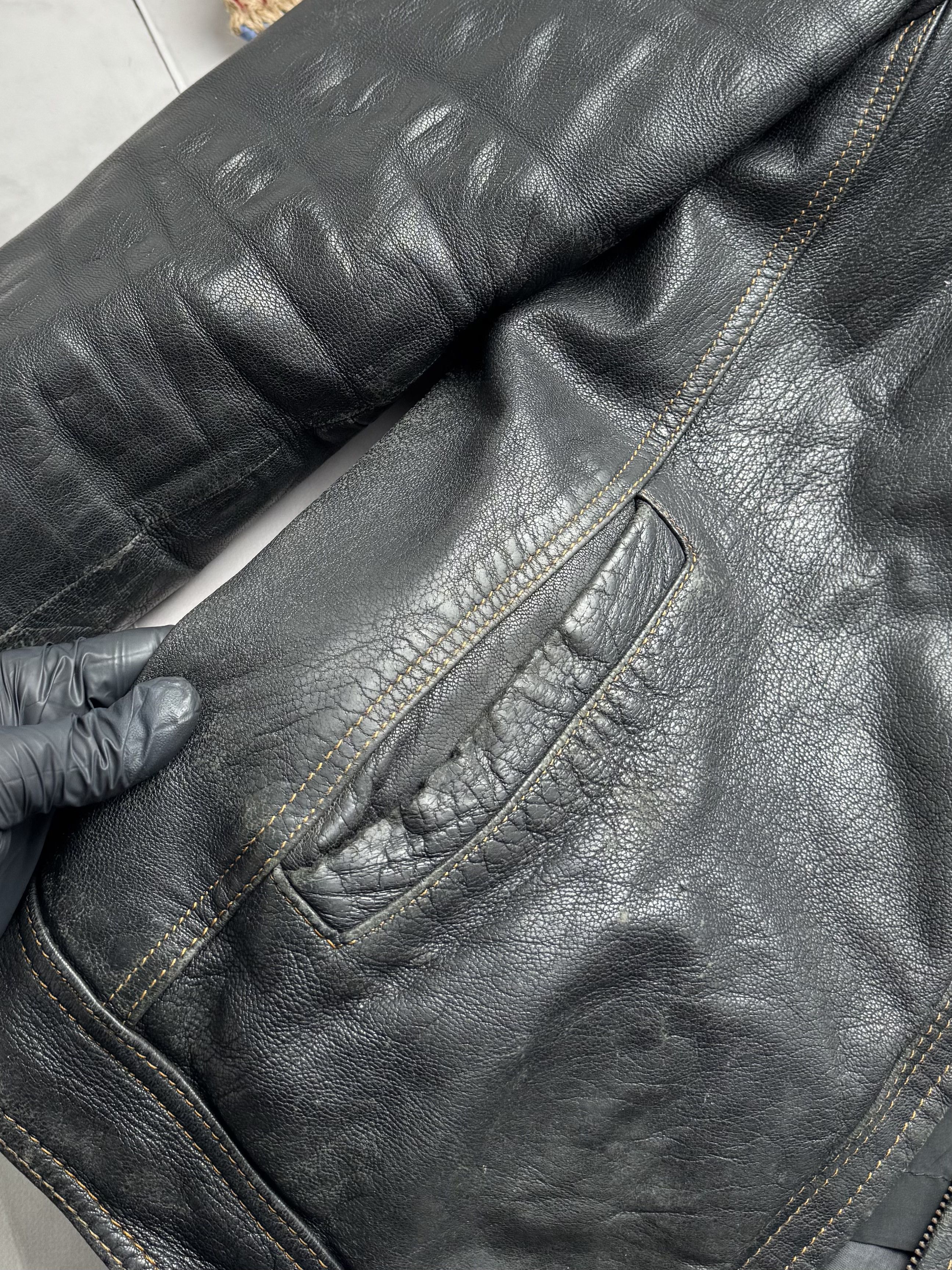 Vintage Vintage Leather Bomber Thrashed Jacket Size US XL / EU 56 / 4 - 8 Thumbnail