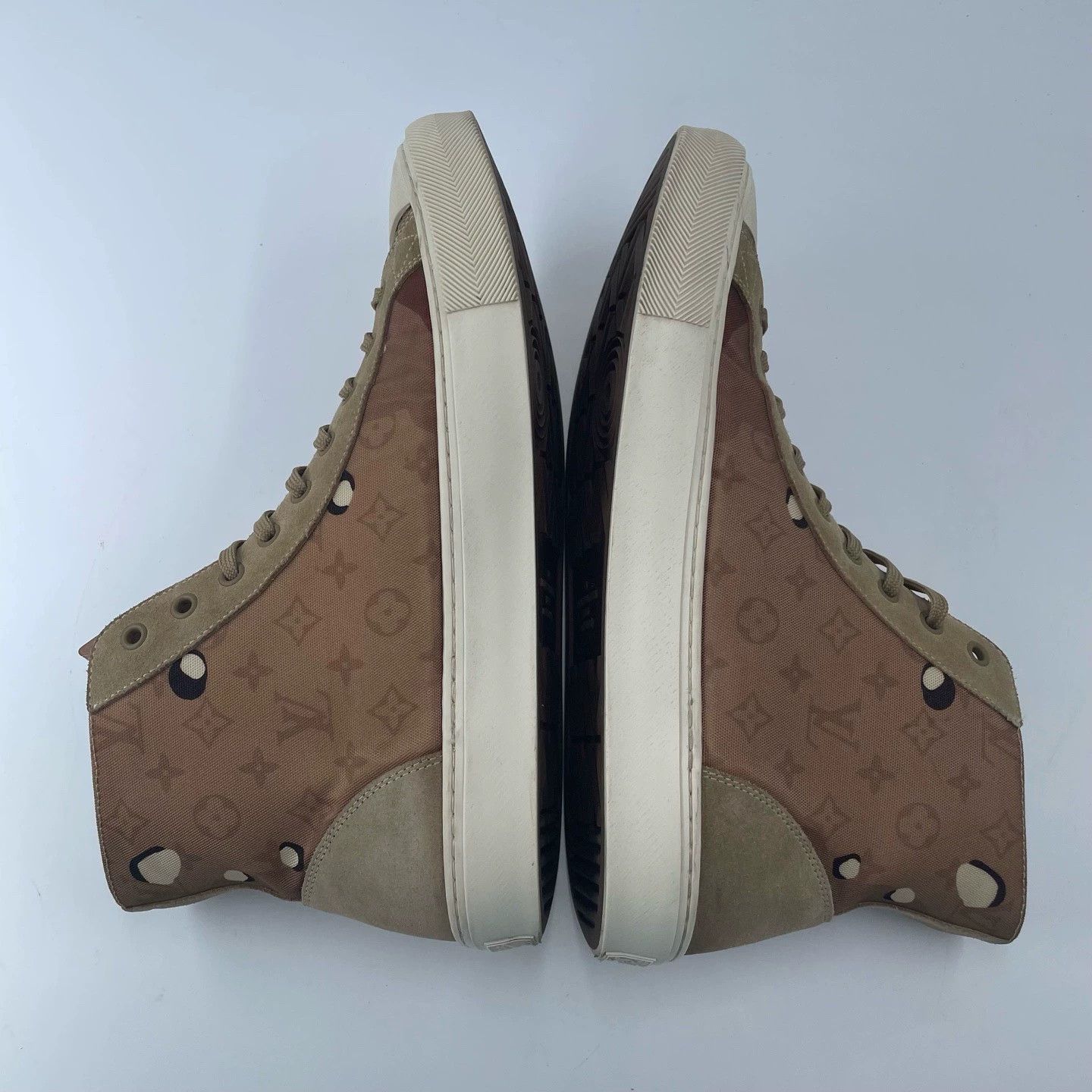 Louis Vuitton Rare item! Louis Vuitton size 42 high-top sneakers Size US 9 / EU 42 - 7 Thumbnail