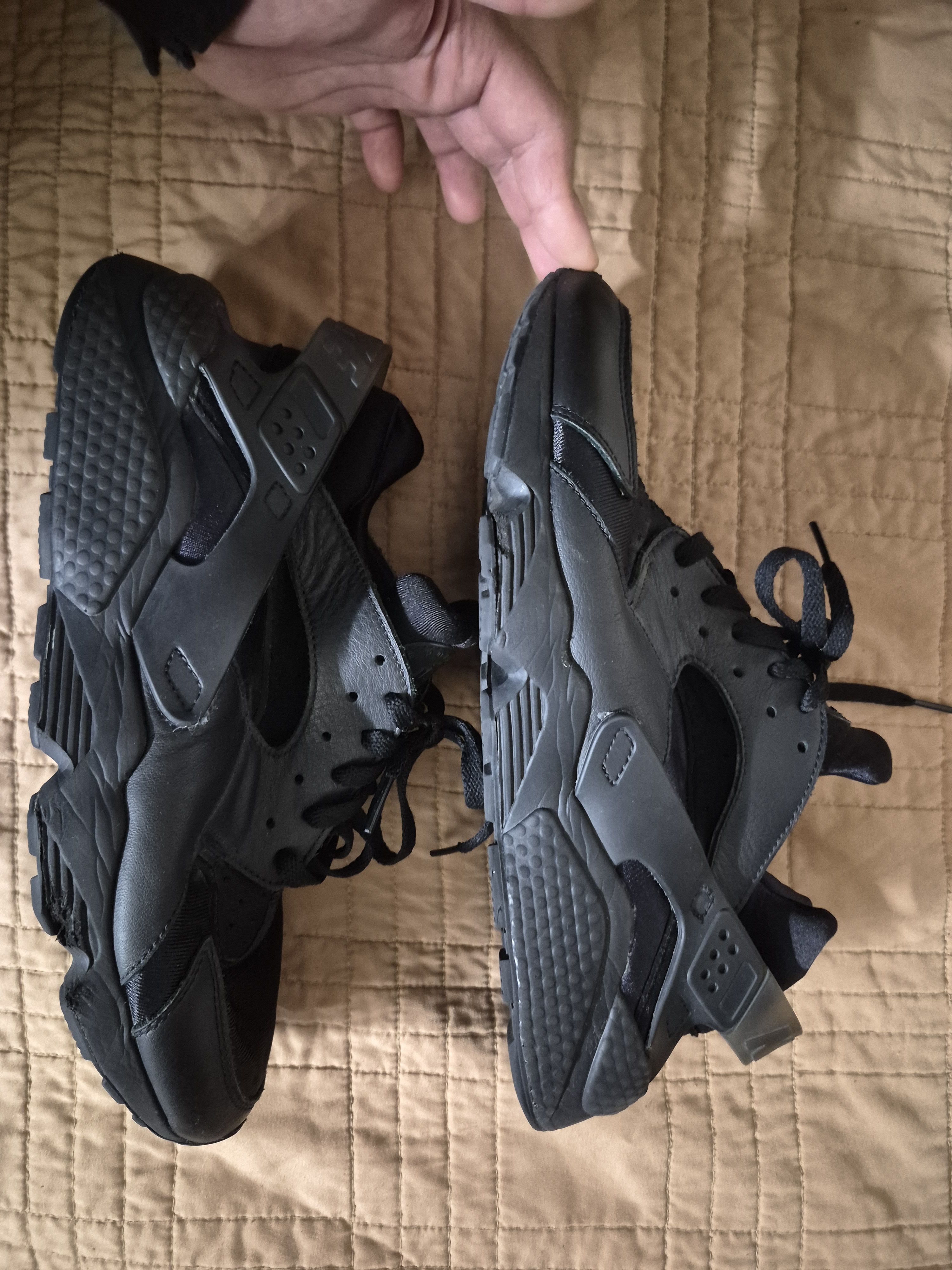 Nike NIKE AIR HUARACHE TRIPLE BLACK SIZE 12 Size US 12 / EU 45 - 2 Thumbnail
