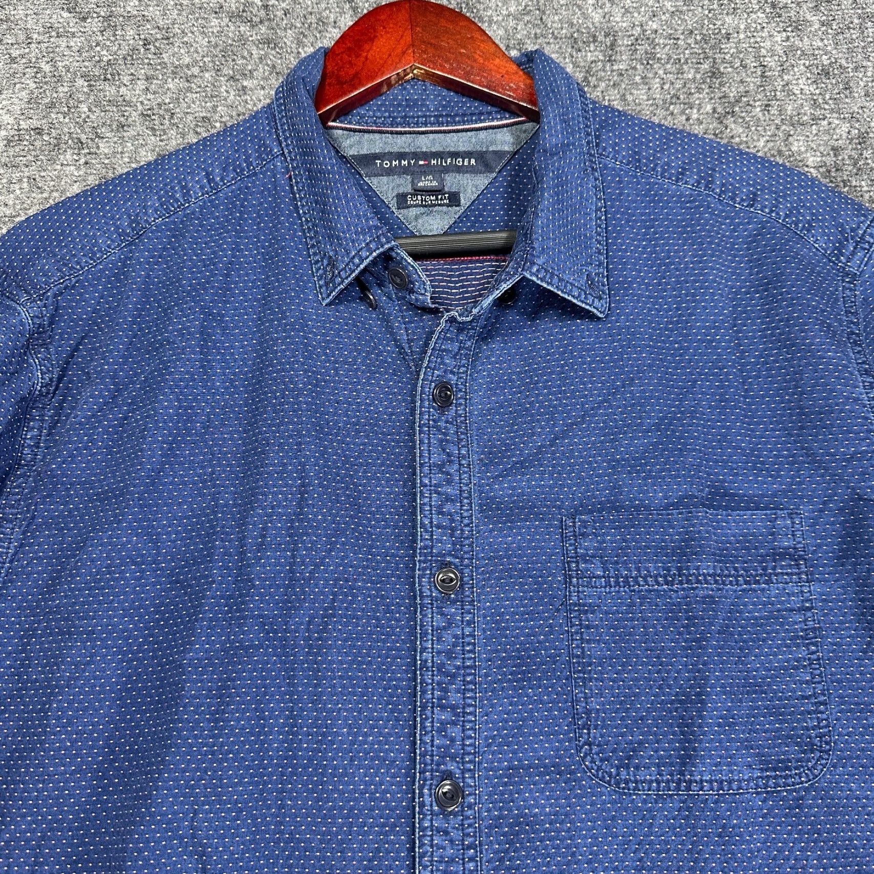 Tommy Hilfiger Tommy Hilfiger Shirt Mens Large Blue Dot Button Down Custom Fit Pocket Hem Logo Size US L / EU 52-54 / 3 - 5 Thumbnail