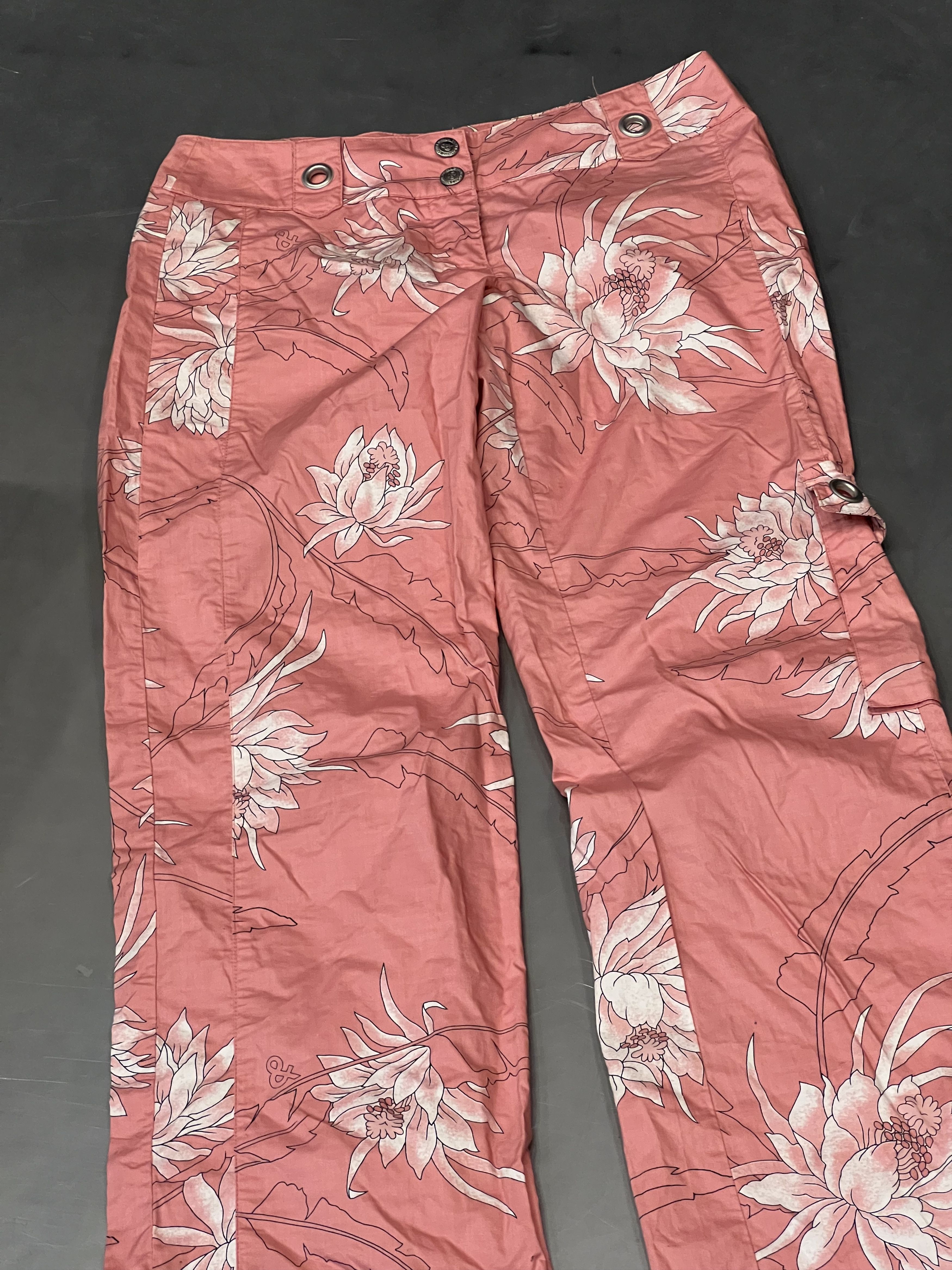 Dolce & Gabbana Y2K D&G Dolce & Gabbana hawaiian floral print cargo pants Size 27" / US 4 / IT 40 - 7 Thumbnail