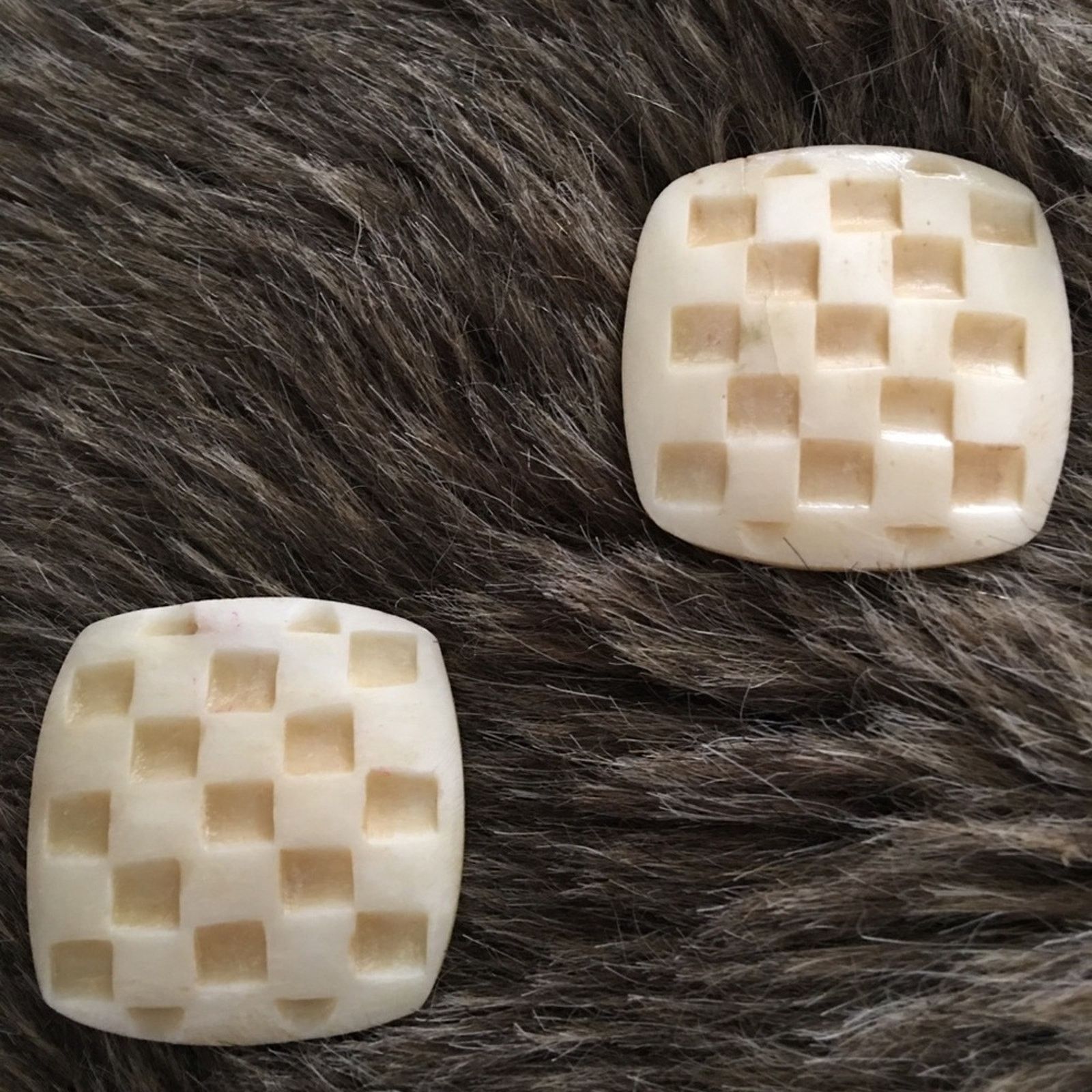 Vintage Vintage waffle cream resin clip on earrings Size ONE SIZE - 1 Thumbnail