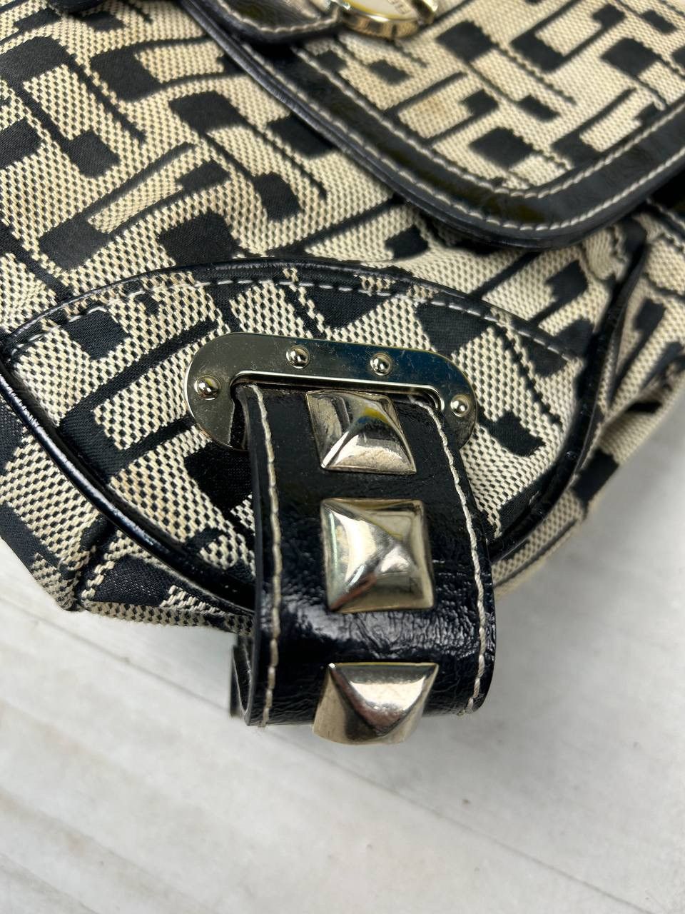 Guess Vintage Guess Leather Monogram Shoulder Bag Y2K Size ONE SIZE - 9 Thumbnail