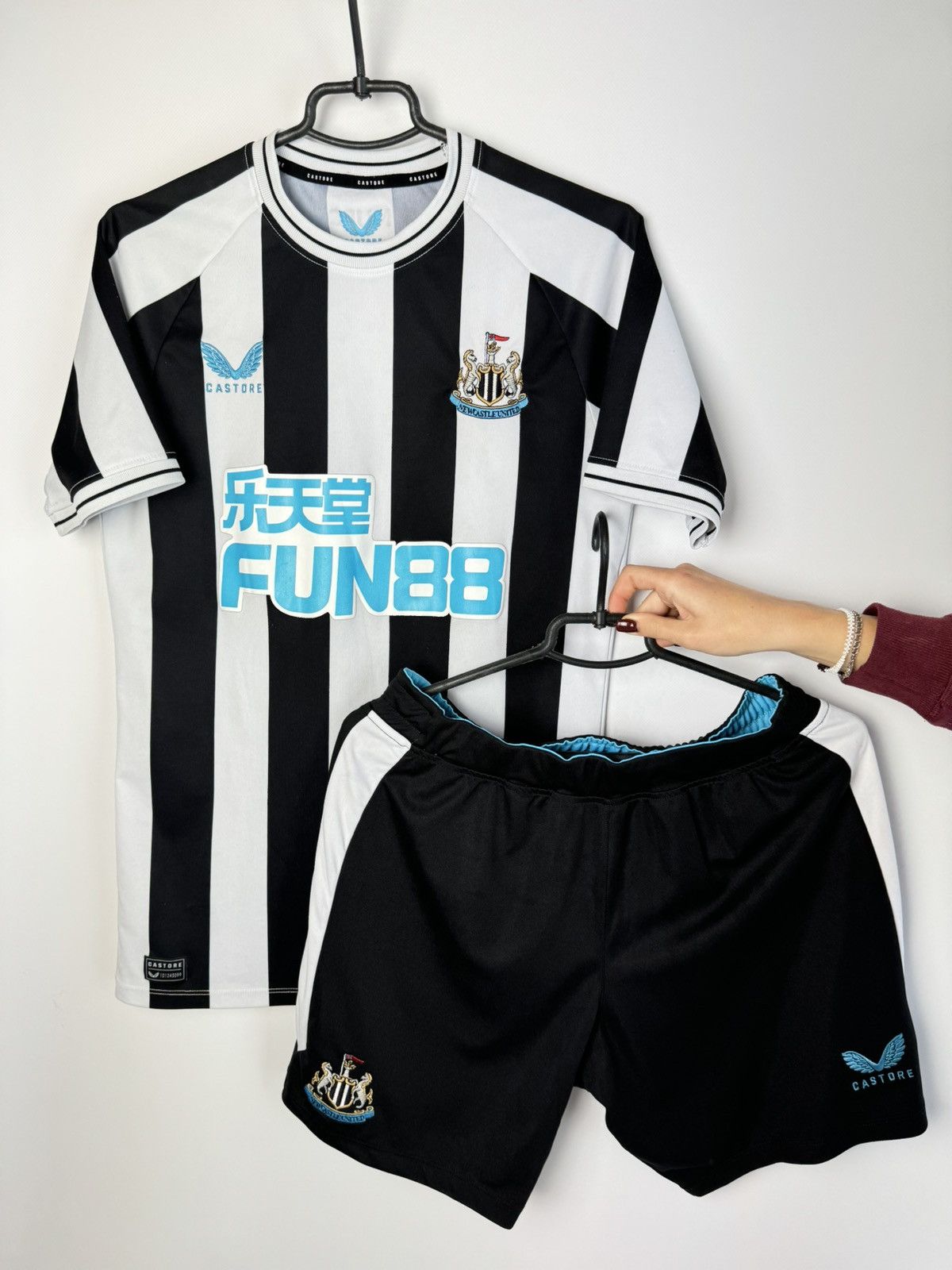 Castore Newcastle United 2022/23 Home Full Kit Soccer Shorts Jersey Size US S / EU 44-46 / 1 - 1 Thumbnail