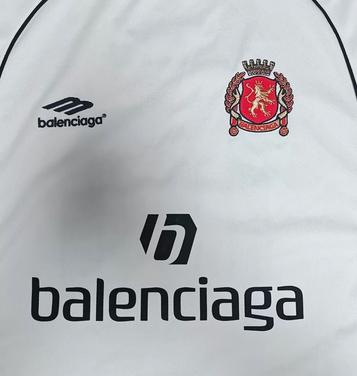 Balenciaga Balenciaga24ss Manchester United Soccer Lion Long Sleeve Size US L / EU 52-54 / 3 - 3 Thumbnail