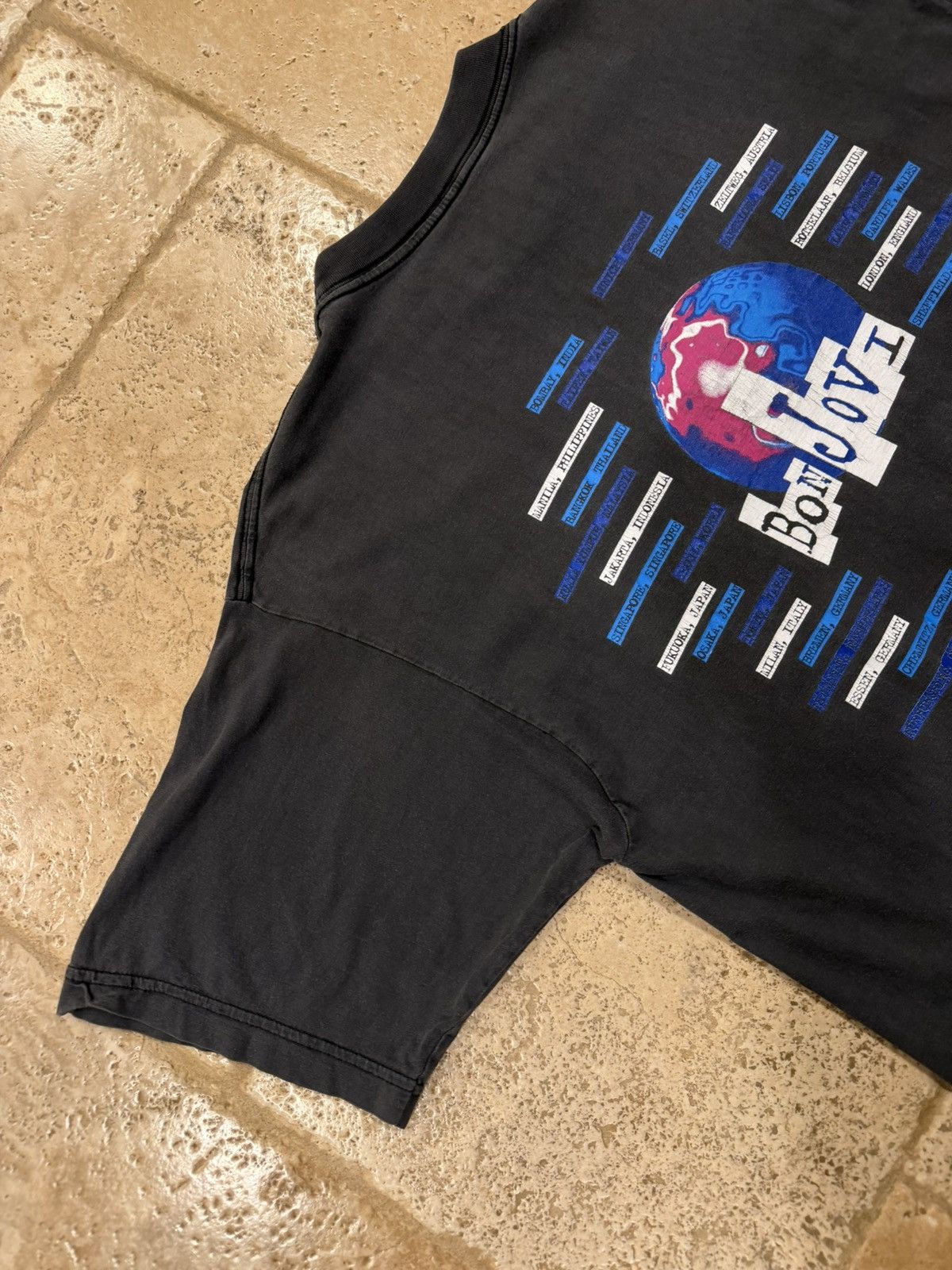 Vintage Vintage Bon Jovi 1995 World Tour Faded Band Tee Size US XL / EU 56 / 4 - 13 Thumbnail