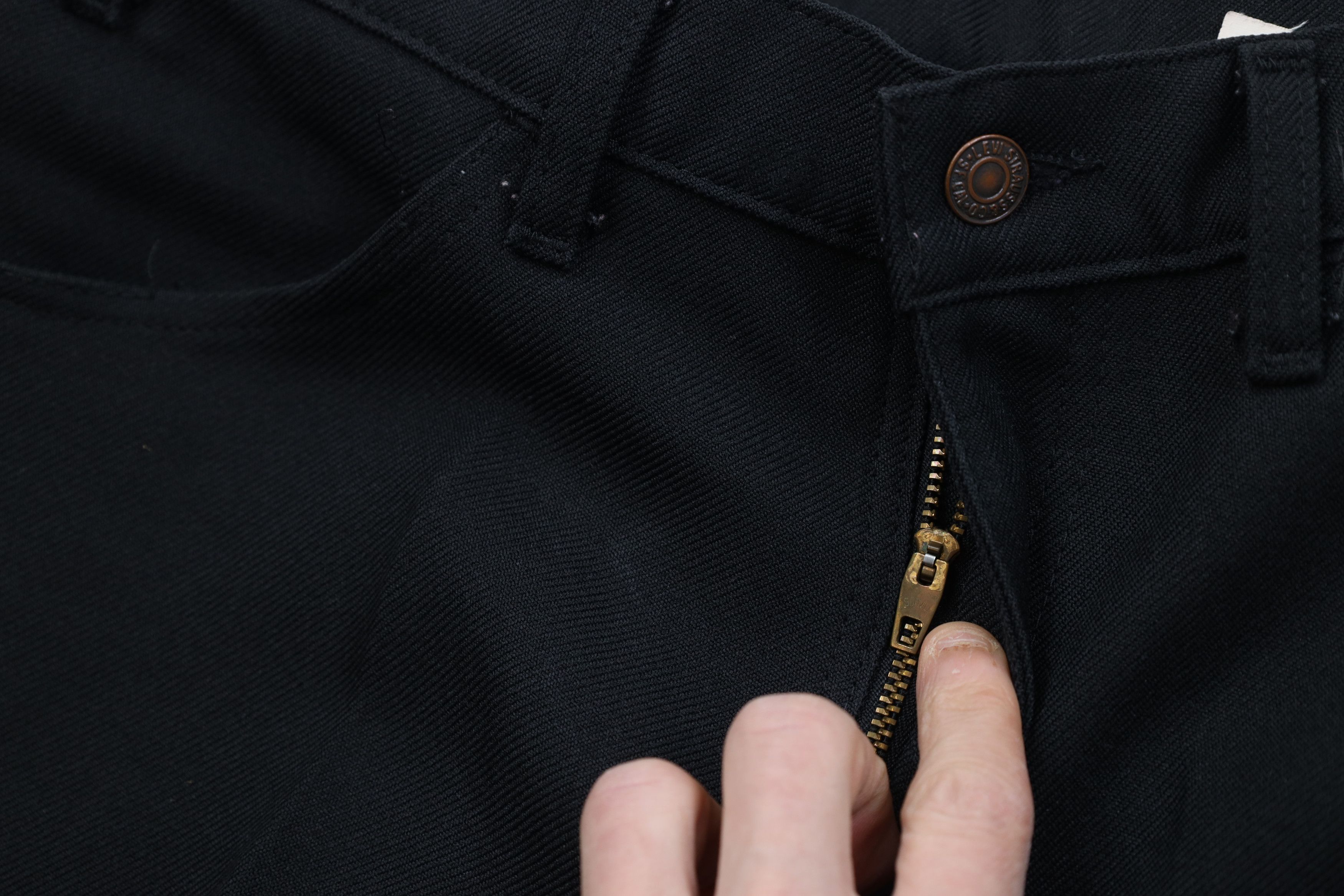 Levi's Vintage 90s Levis Flared Wide Leg Chino Pants Black USA Size US 34 / EU 50 - 7 Thumbnail