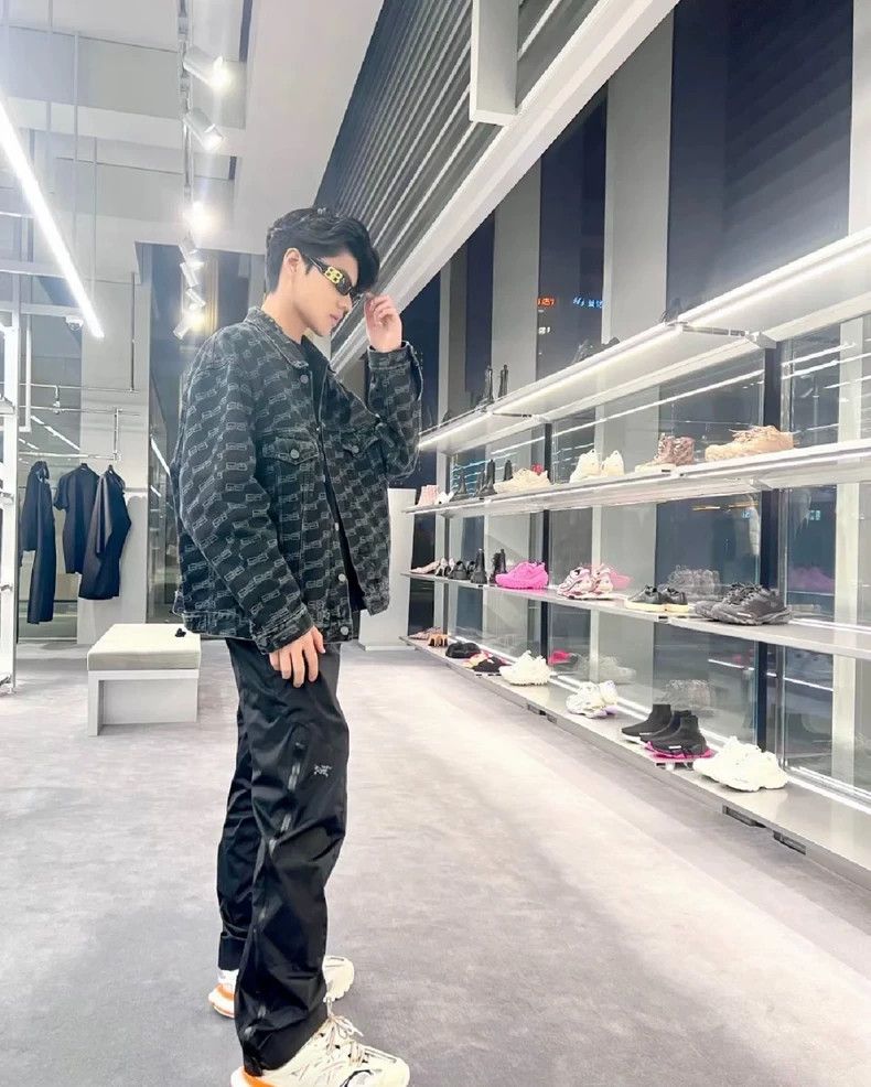 Balenciaga Balenciaga Black full print double B denim jacket Size US L / EU 52-54 / 3 - 8 Thumbnail