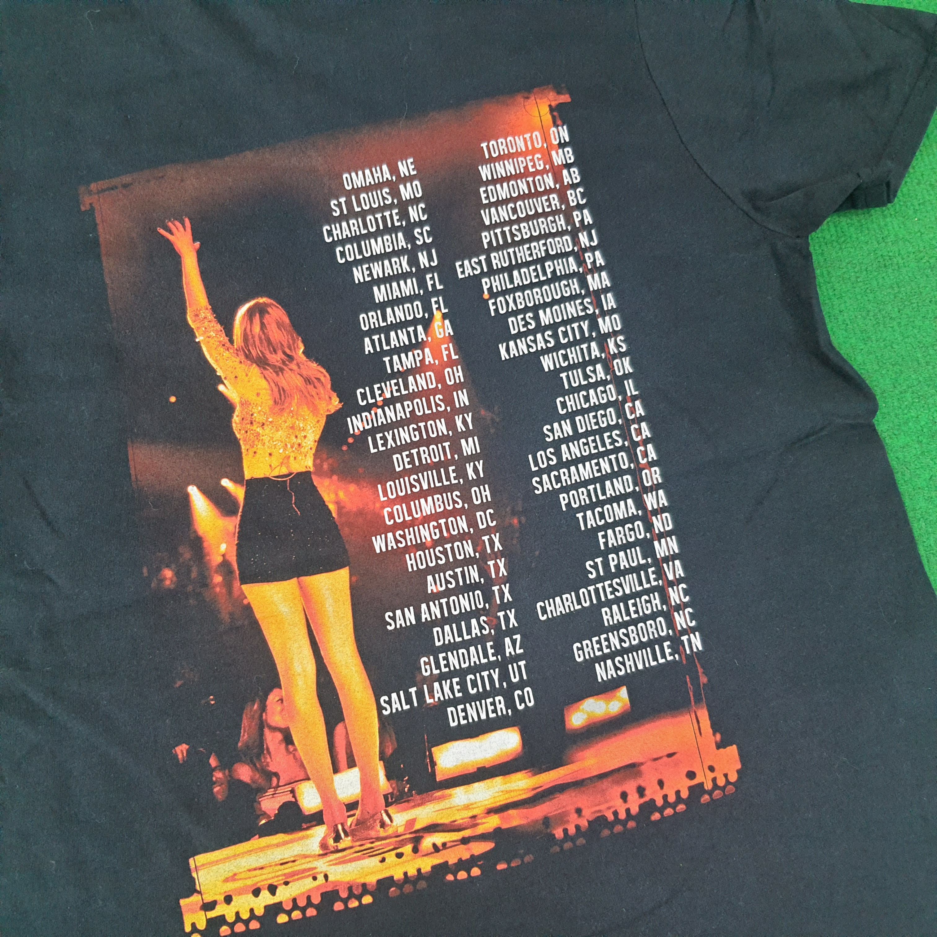 Band Tees Vintage Taylor Swift The Red Tour Tshirt C259N53 Size US XS / EU 42 / 0 - 4 Thumbnail
