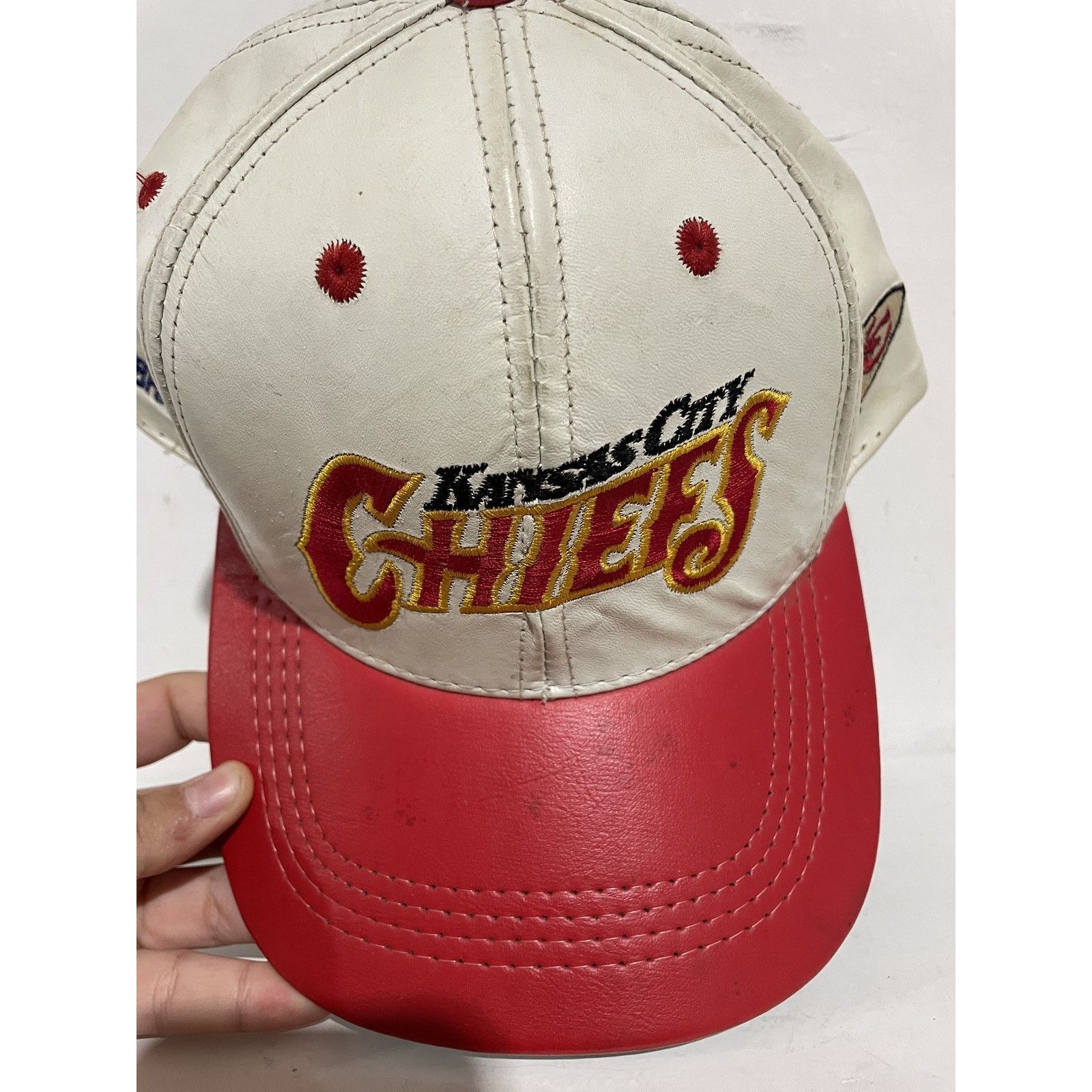 Other VINTAGE 90'S LEATHER KANSAS CITY CHIEFS SNAPBACK Size ONE SIZE - 2 Thumbnail