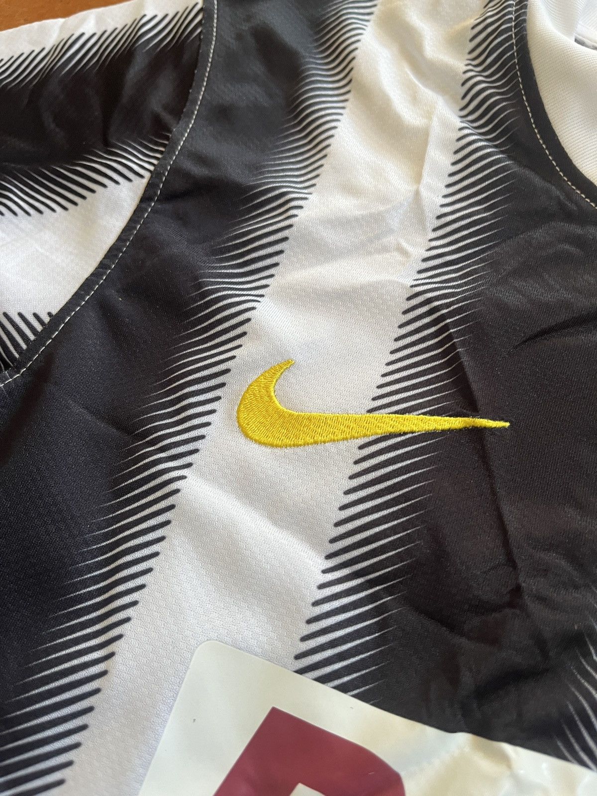Nike Juventus 2010/11 Home Jersey Nike Dri-Fit (Size M) Size US M / EU 48-50 / 2 - 4 Thumbnail