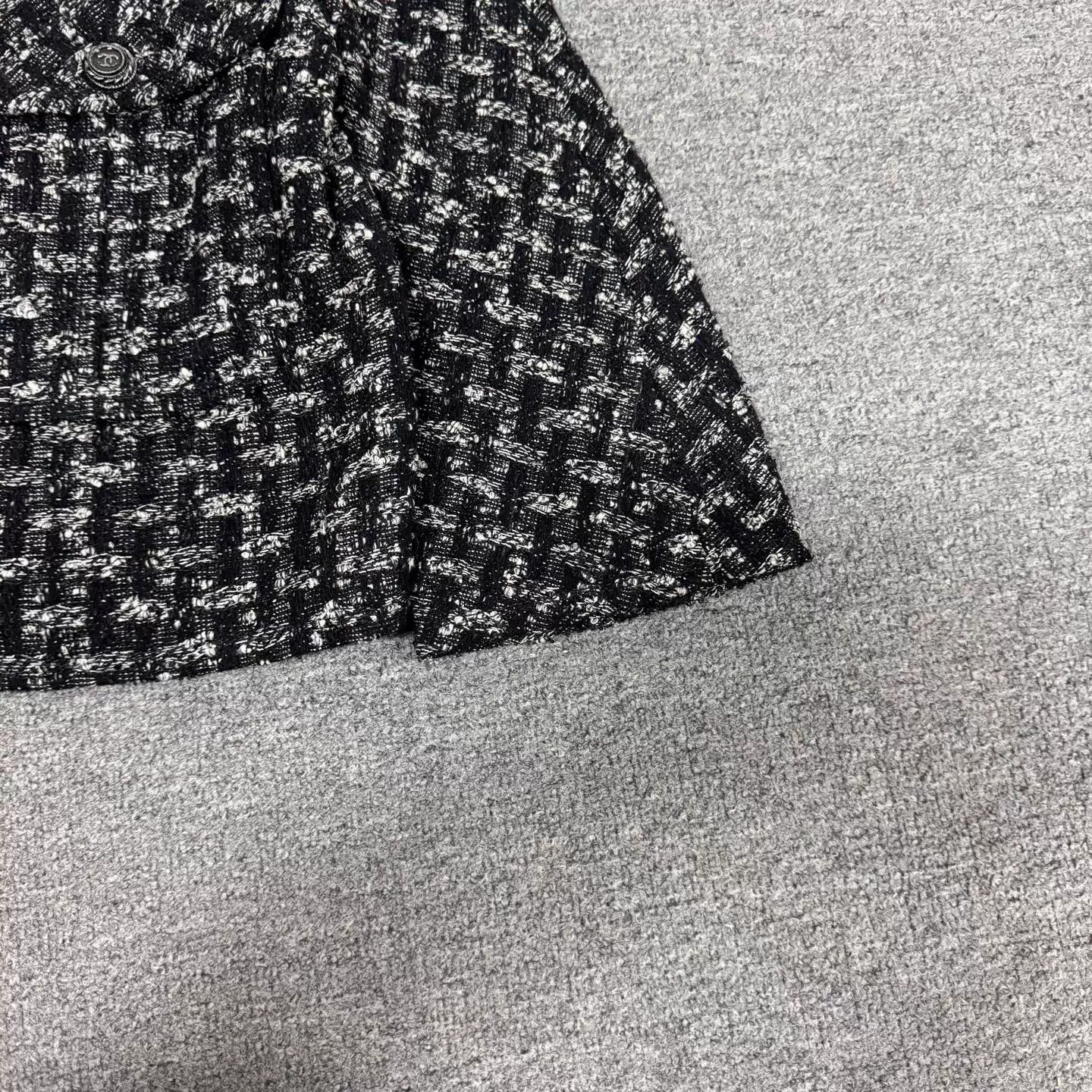 Chanel Chanel Classic Black & White Tweed Short Jacket 38 Size S / US 4 / IT 40 - 4 Thumbnail