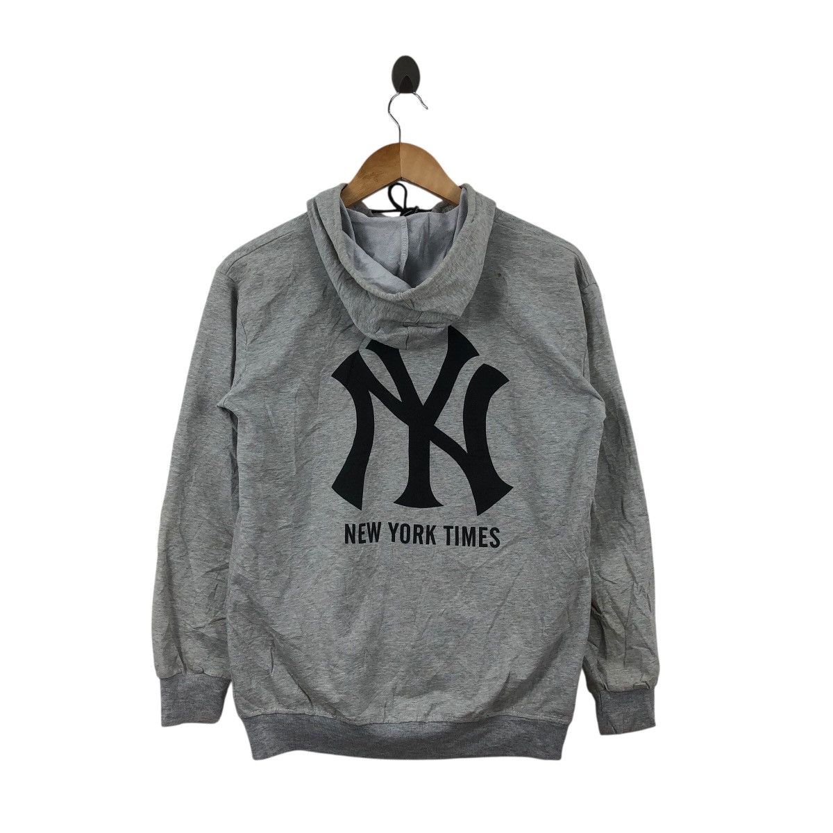 Vintage Vintage NEW YORK TIMES Bin Wei Si Crewneck Sweatshirt Size US XXL / EU 58 / 5 - 3 Thumbnail