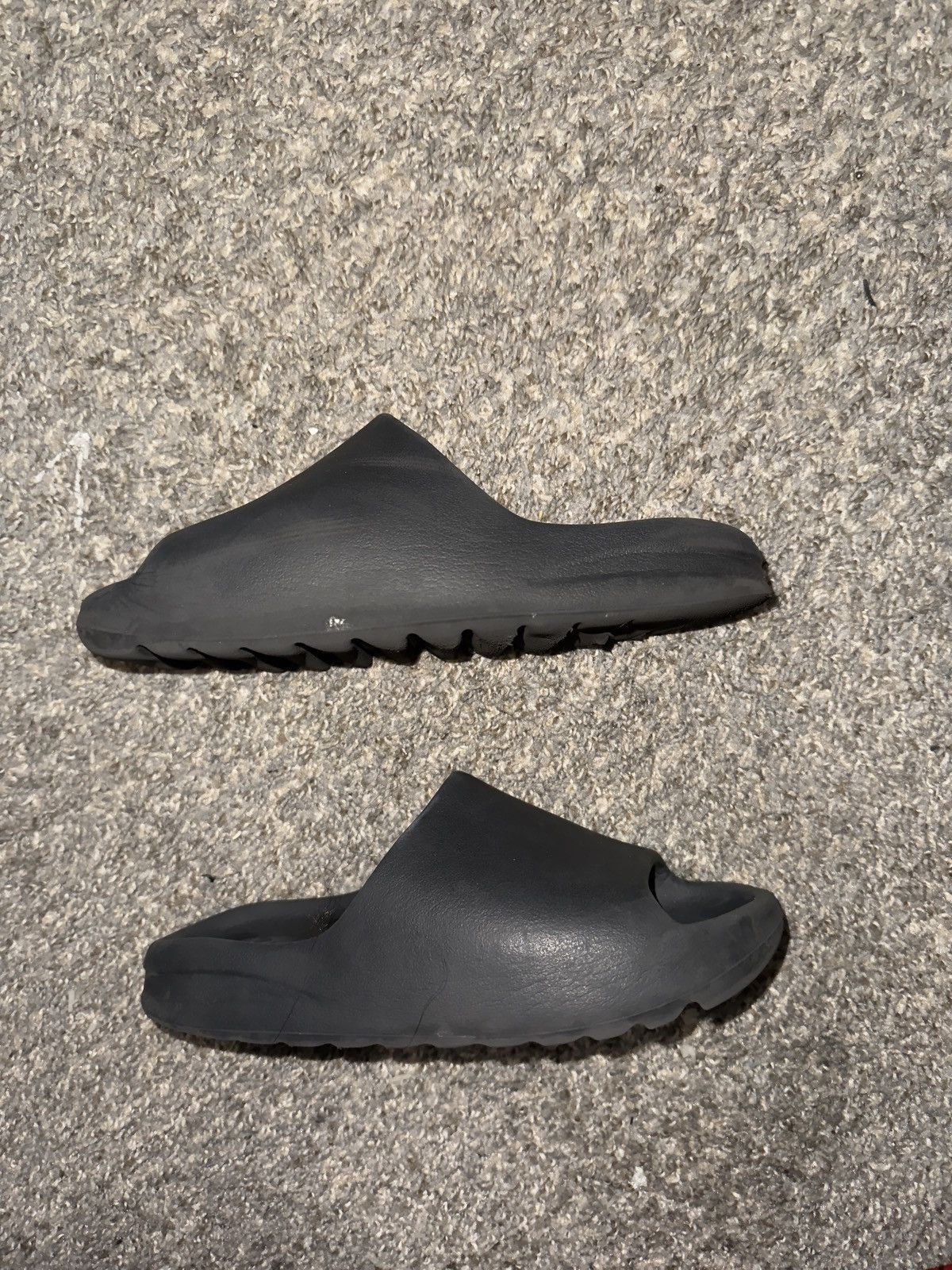 Yeezy Men Yeezy Slide Onyx Size 5 Size US 5 / EU 37 - 3 Thumbnail