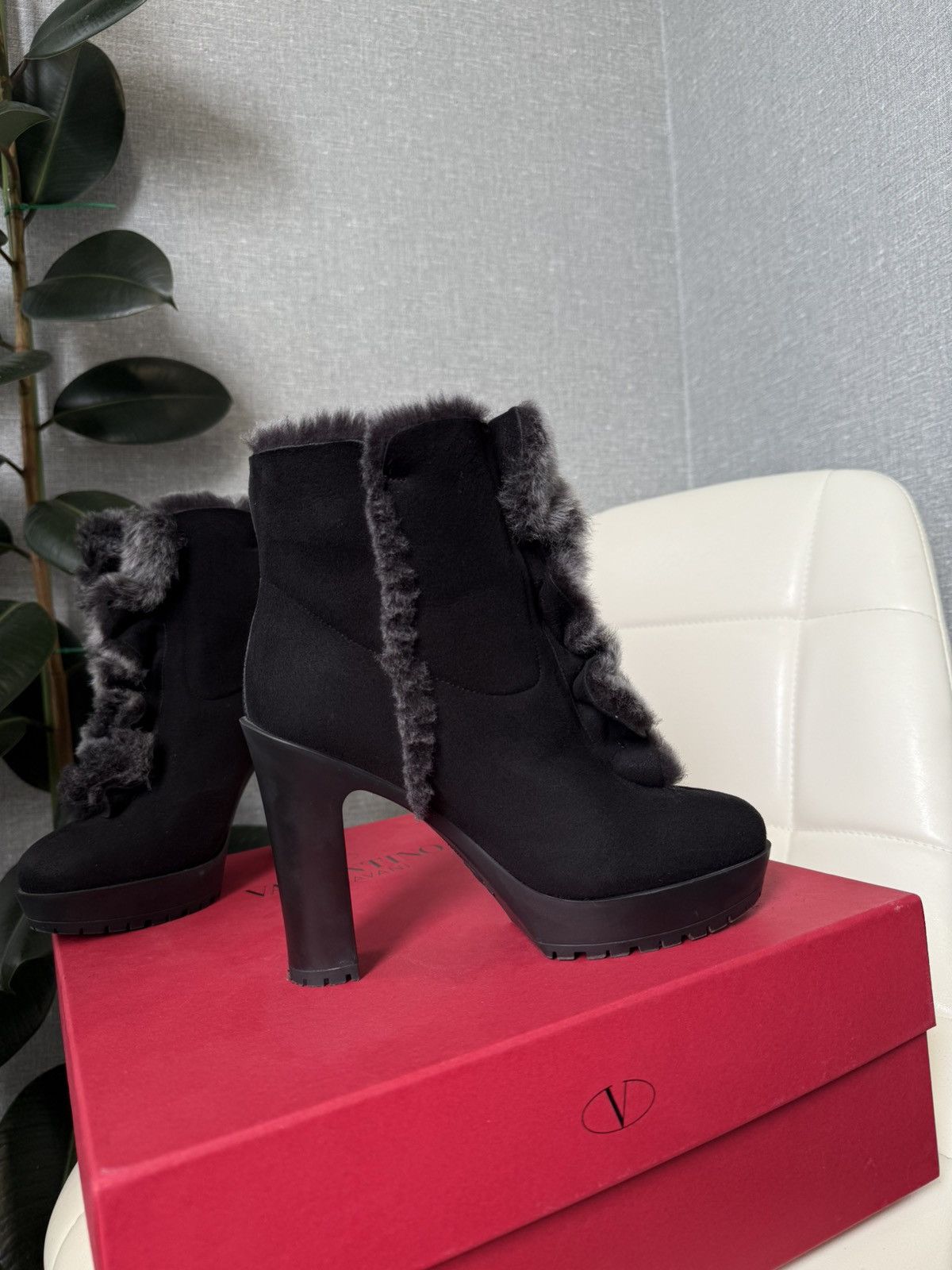Valentino Valentino Garavani Black Suede Shearling Platform Ankle Boot Size US 7 / IT 37 - 6 Thumbnail