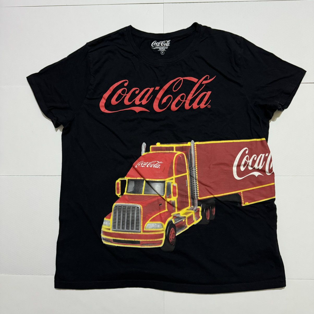 Coca Cola × Designer Official Coca Cola Christmas Truck Graphic Black T-Shirt Size US XL / EU 56 / 4 - 1 Thumbnail