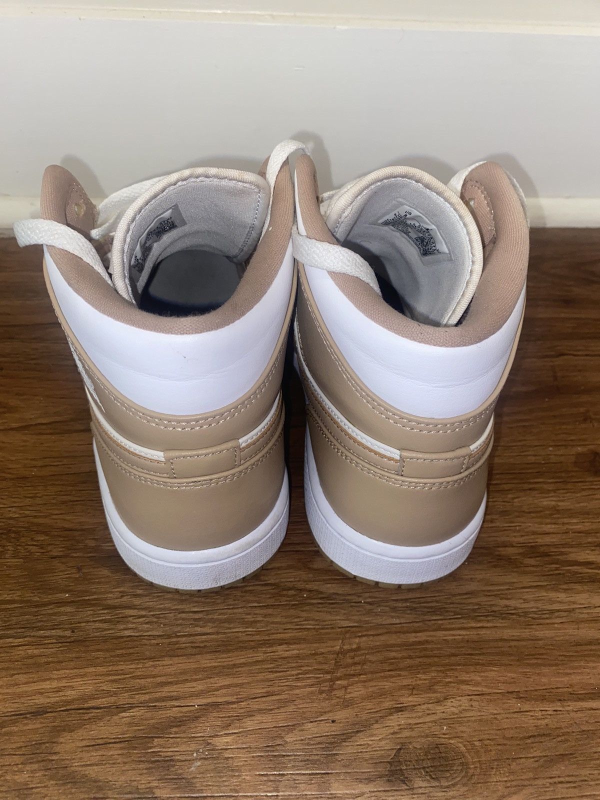 Jordan Brand Air Jordan 1s Mid Tan Gum Bottom Size US 8 / EU 41 - 9 Thumbnail