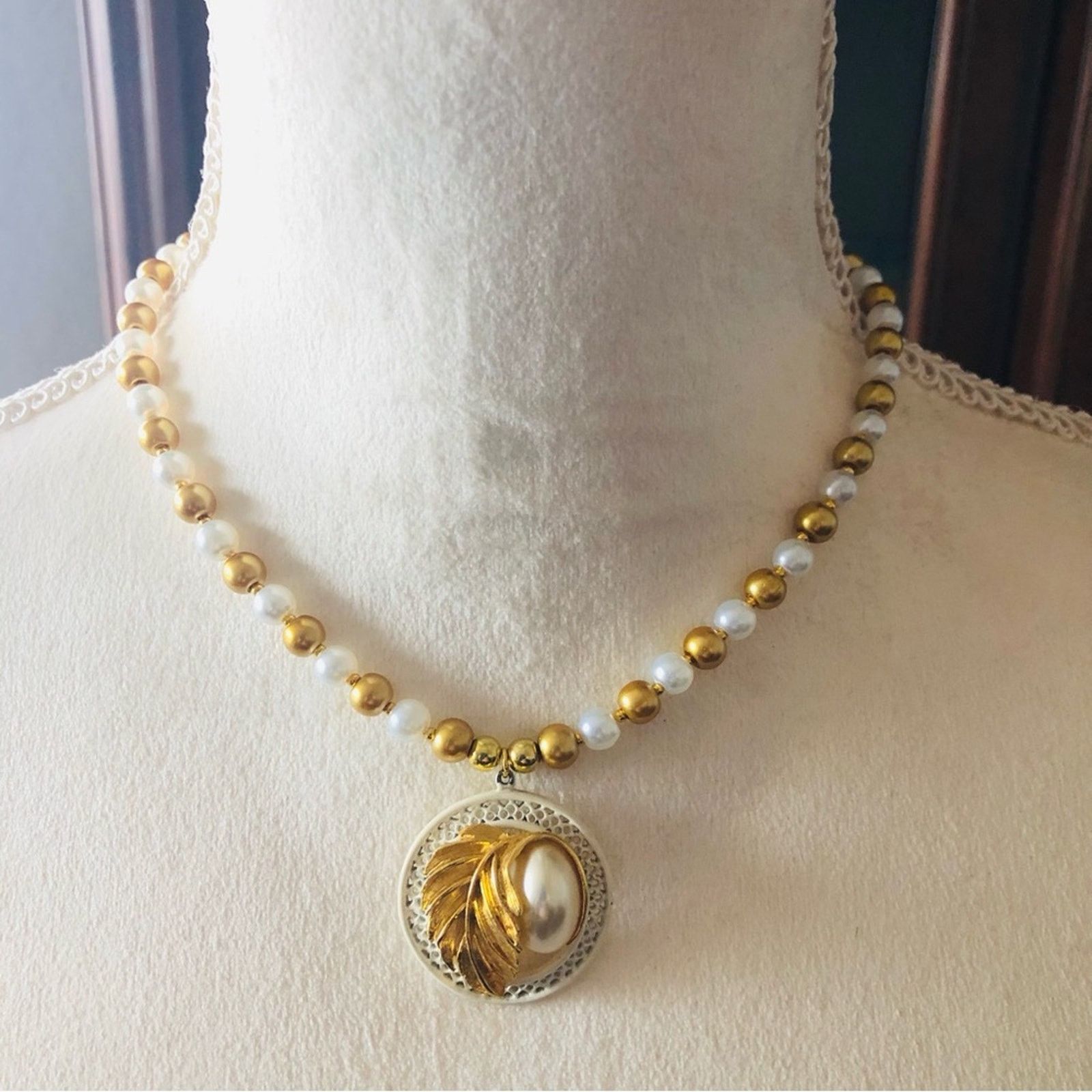 Handmade Handcrafted repurpose pearl leaf medallion Pearl necklace Size ONE SIZE - 2 Thumbnail