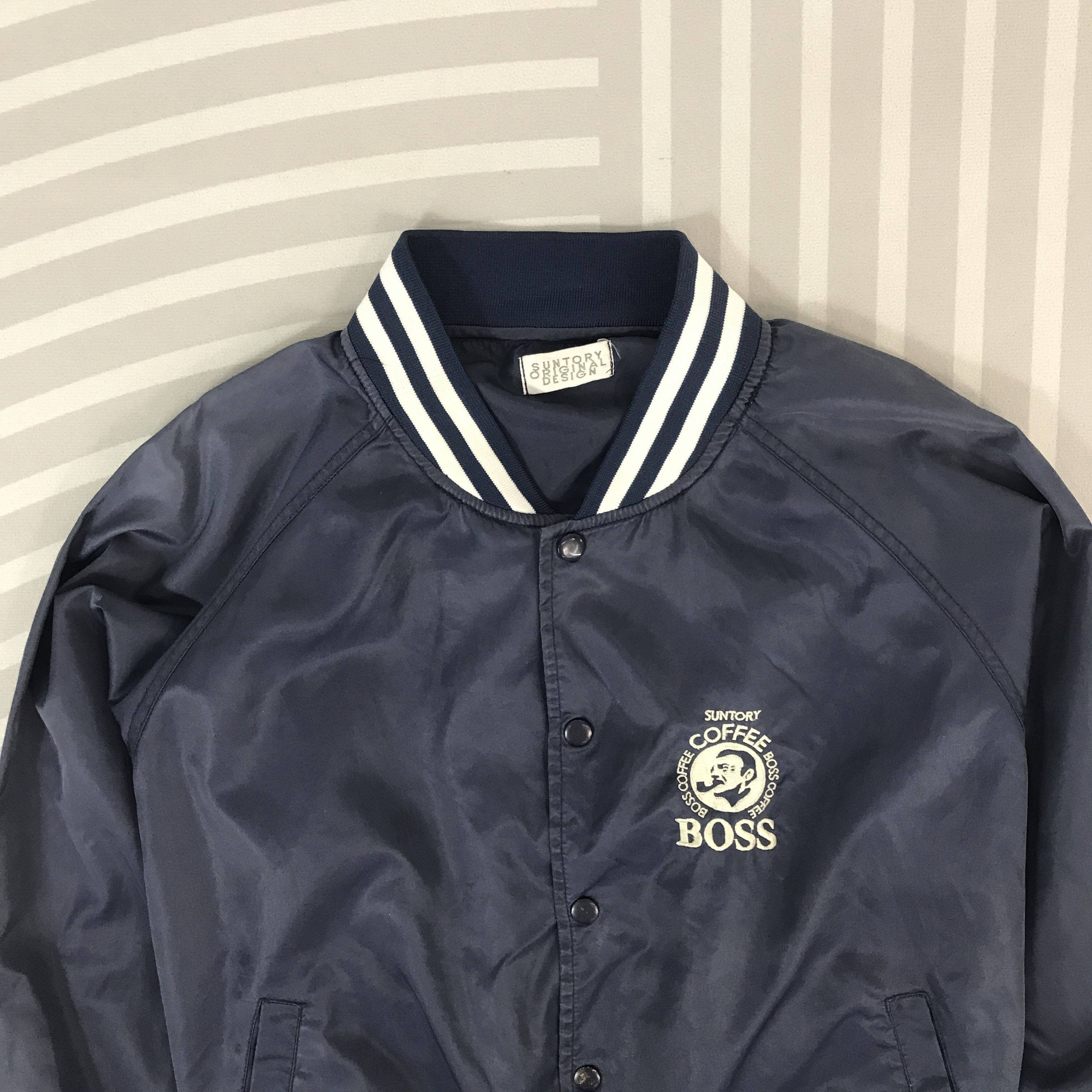 Japanese Brand Vintage Suntory Coffee Boss Snap Button Windbreaker Jacket Size US XL / EU 56 / 4 - 2 Thumbnail