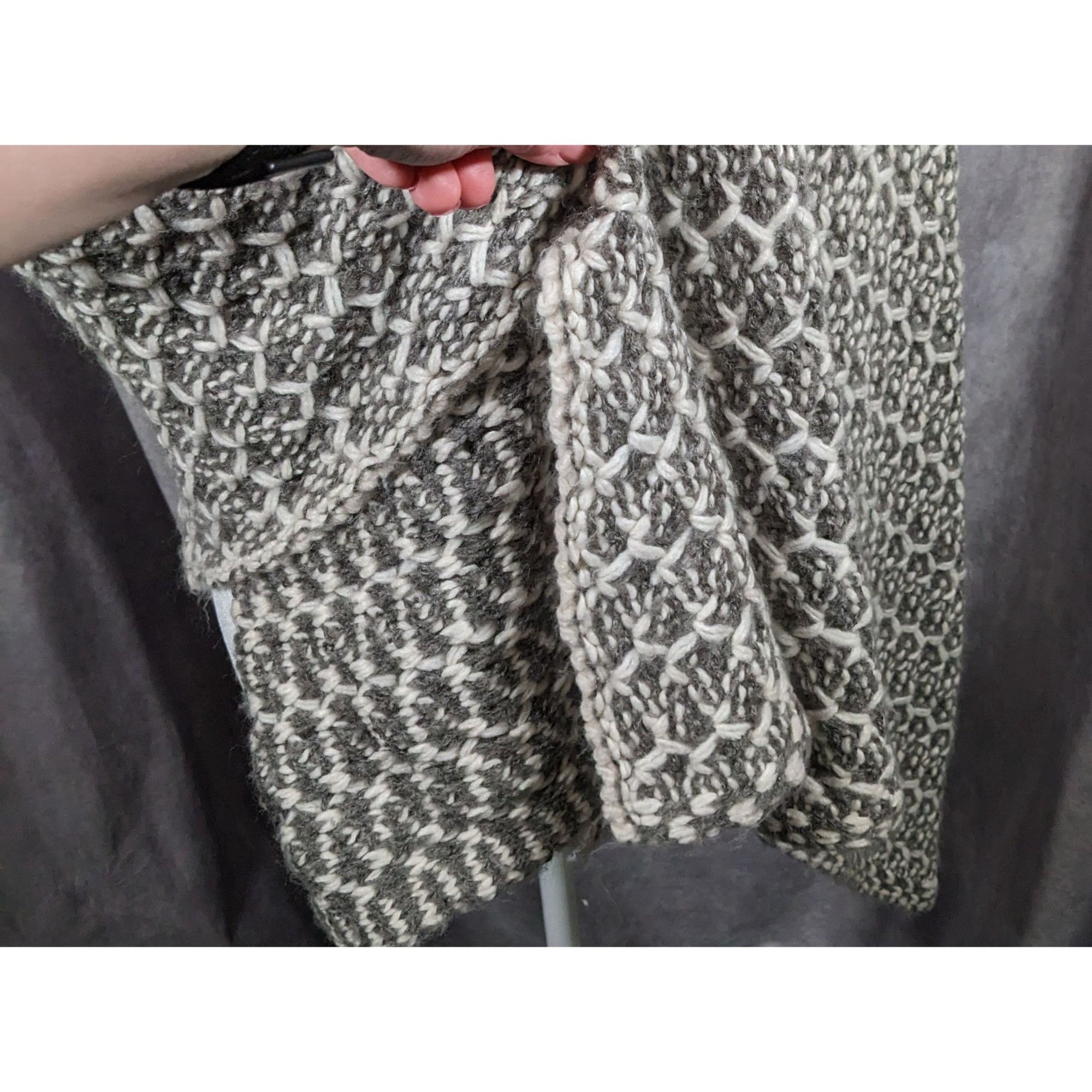 Other Simply Noelle Grey And White Chunky Knit Button Down Poncho Size ONE SIZE - 7 Thumbnail