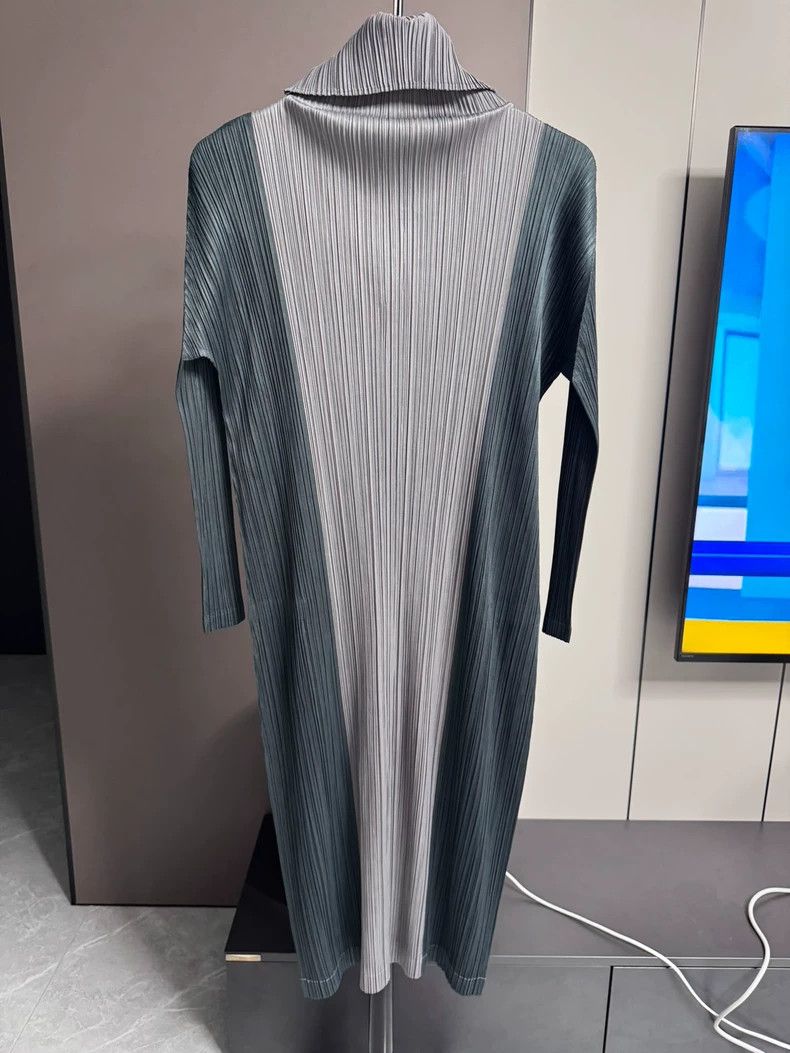 Issey Miyake Issey Miyake size:3 A grey-green high-neck pleated dress Size S / US 4 / IT 40 - 3 Thumbnail