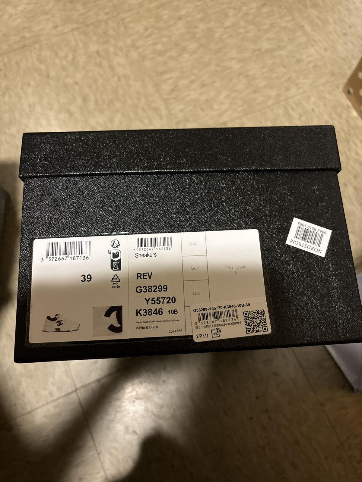Chanel Chanel Wmns CC Logo Sneaker 'White Black' Size US 7 / EU 40 - 4 Thumbnail
