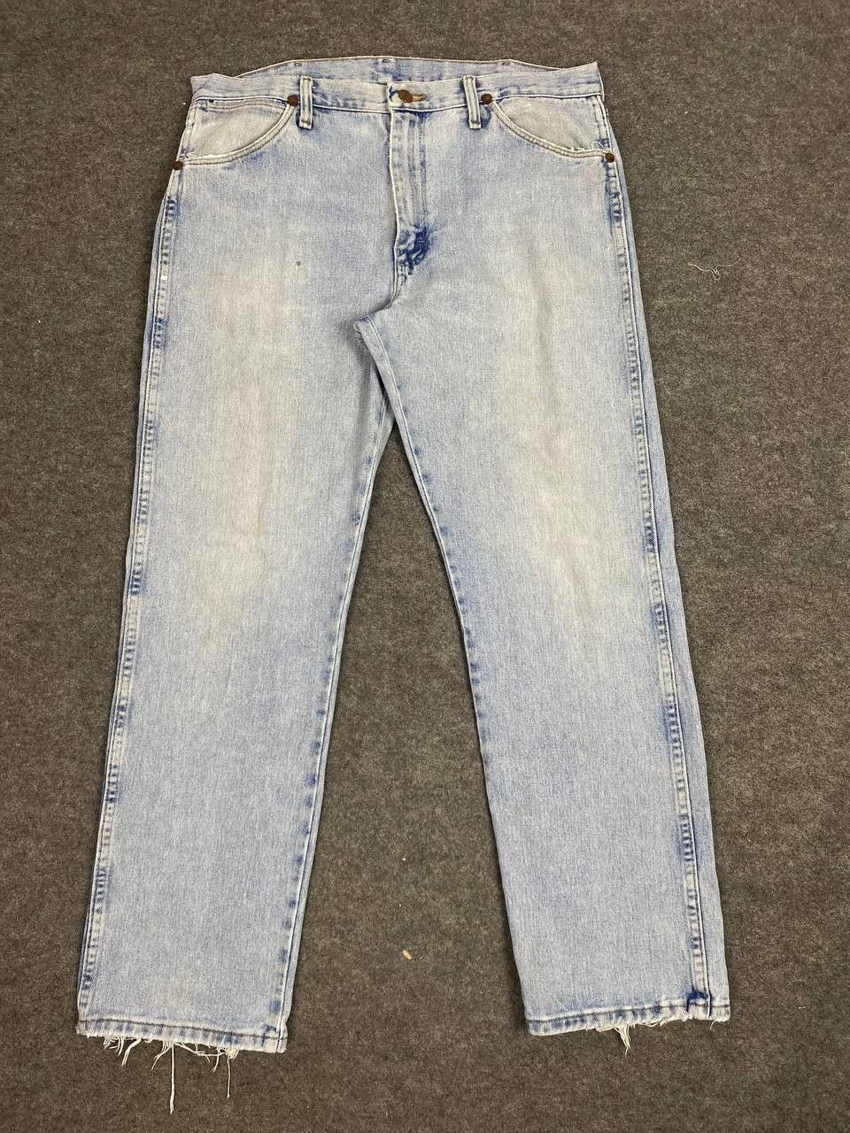 Wrangler vintage wrangler lightwash distressed denim nice design Size US 37 - 8 Thumbnail