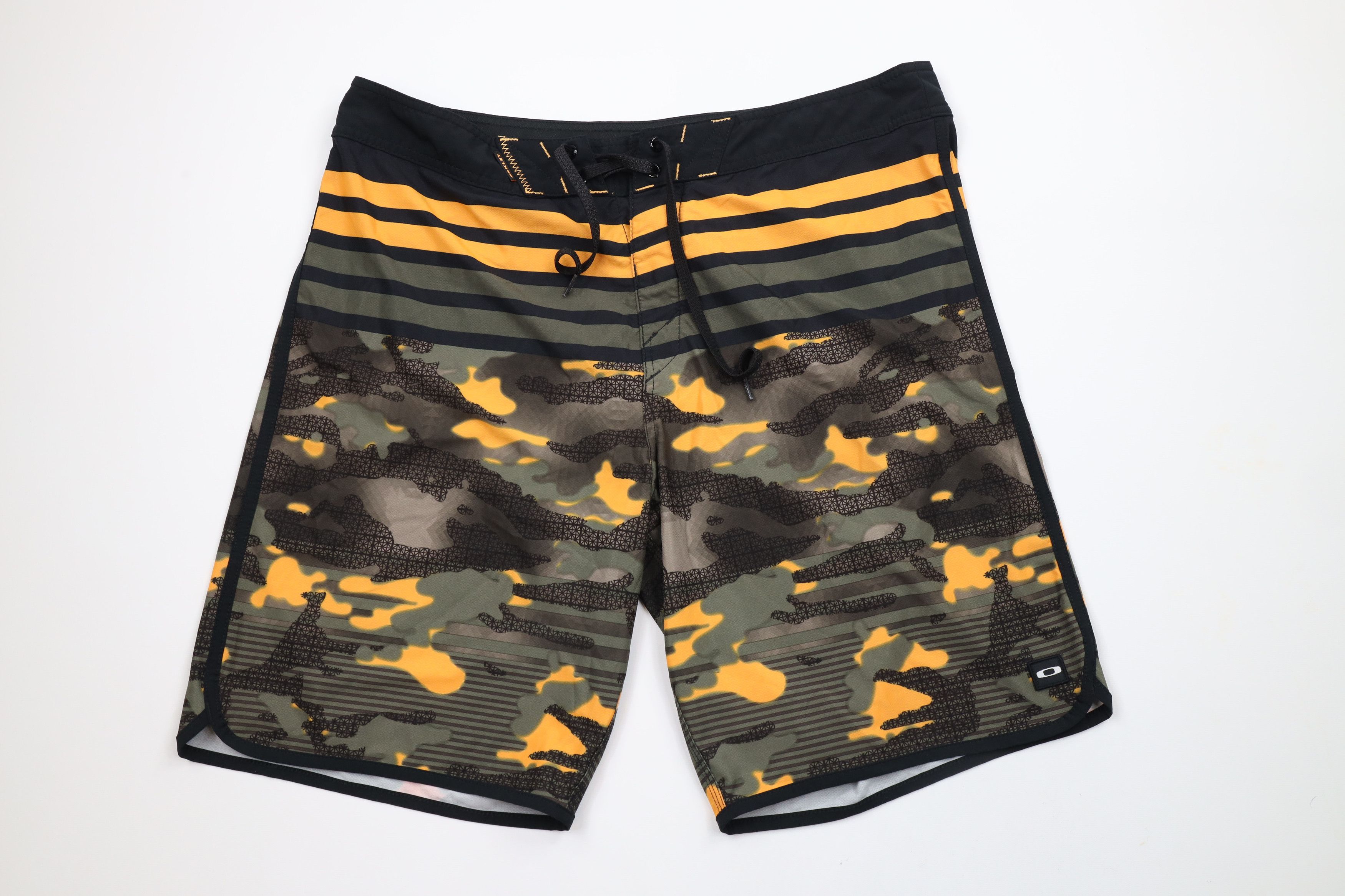 Oakley × Vintage Oakley Camouflage Stretch Hybrid Board Shorts Swimming Size US 38 / EU 54 - 1 Thumbnail