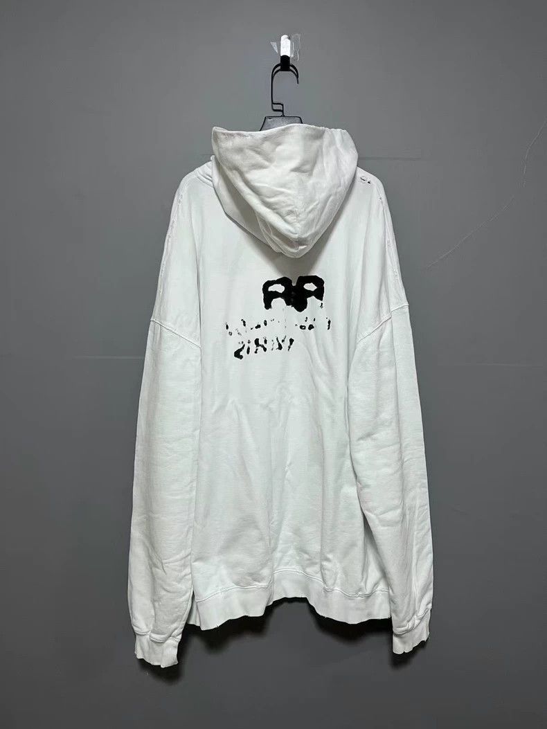 Balenciaga balenciaga white oversized graffiti hoodie Size US XXL / EU 58 / 5 - 2 Thumbnail